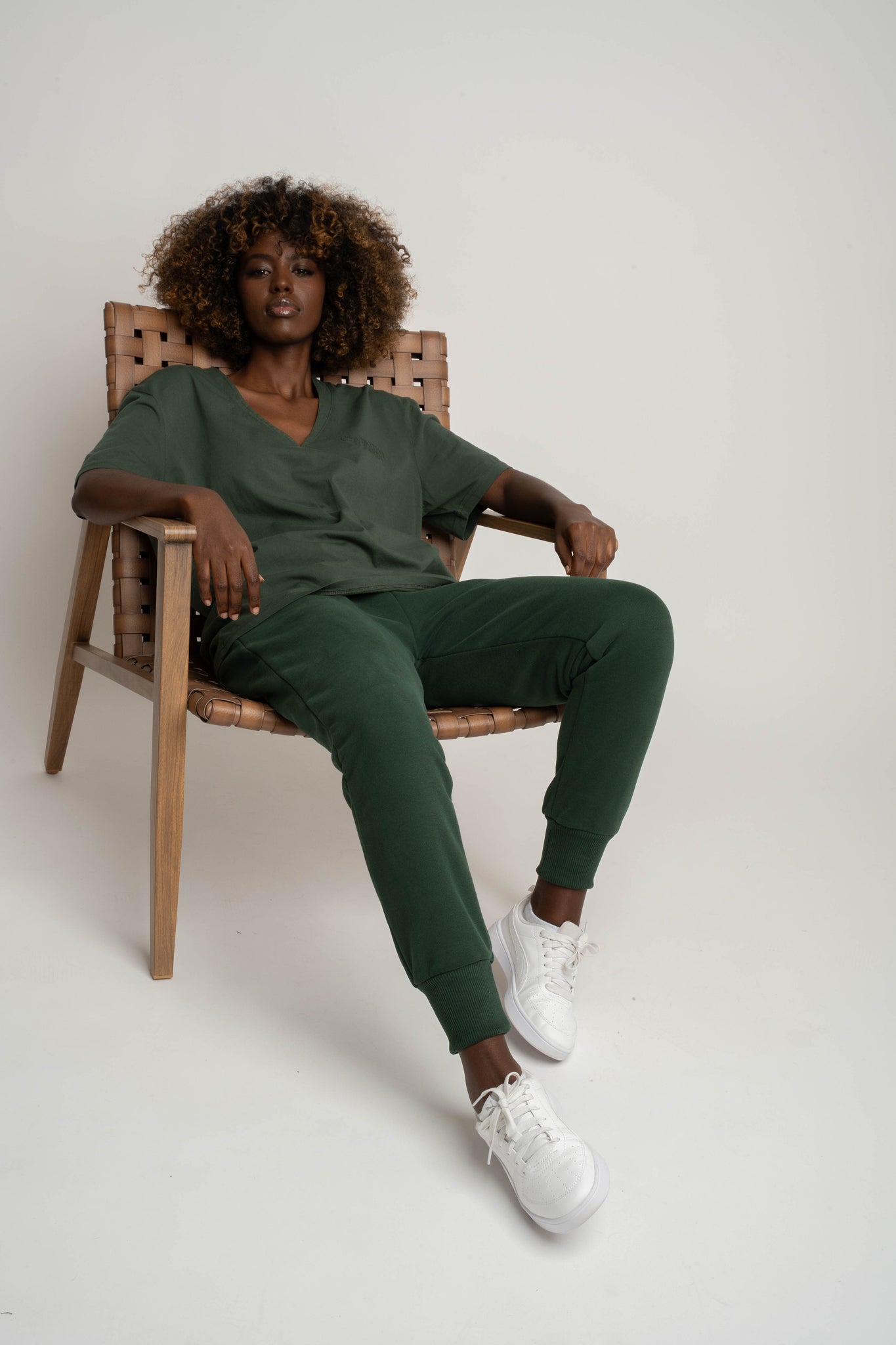 T-SHIRT OVERSIZE Z DELIKATNYM EFEKTEM SPRANIA ZIELONY - FLORES