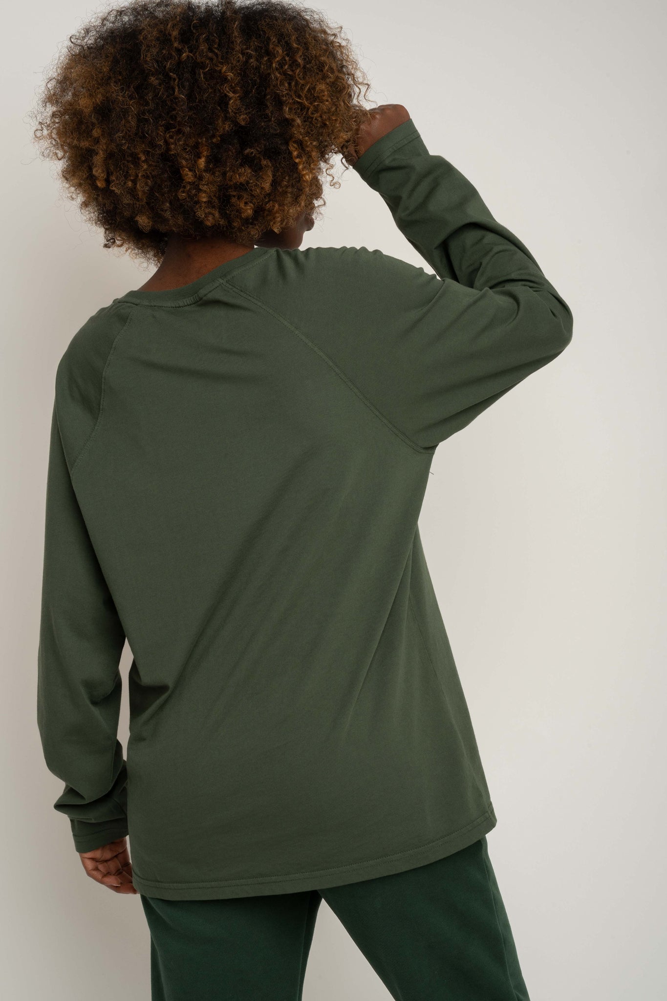 LONGSLEEVE OVERSIZE Z DELIKATNYM EFEKTEM SPRANIA ZIELONY - OBILATU