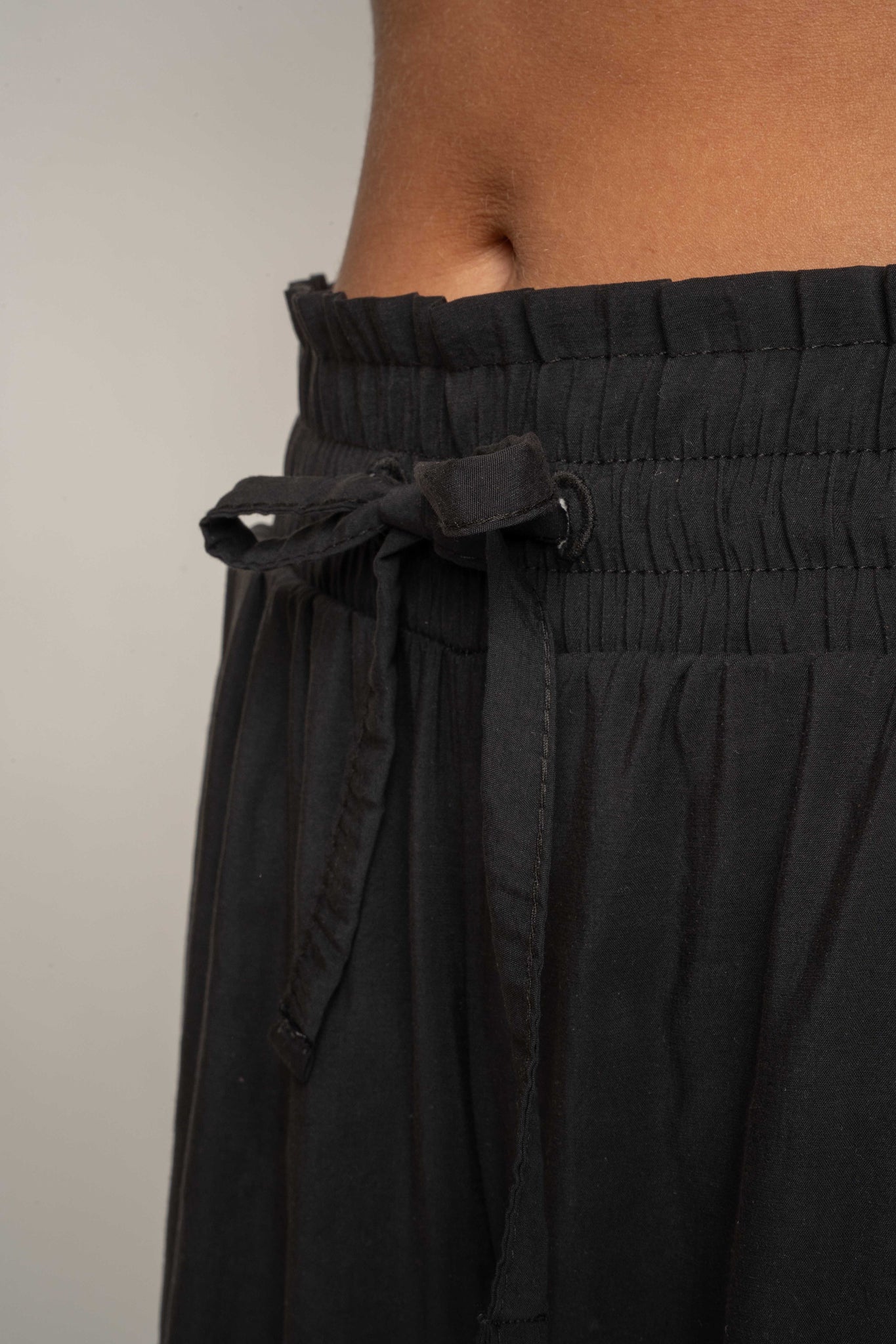 DAMSKIE SPODNIE Z MODALU CZARNE- KYMA