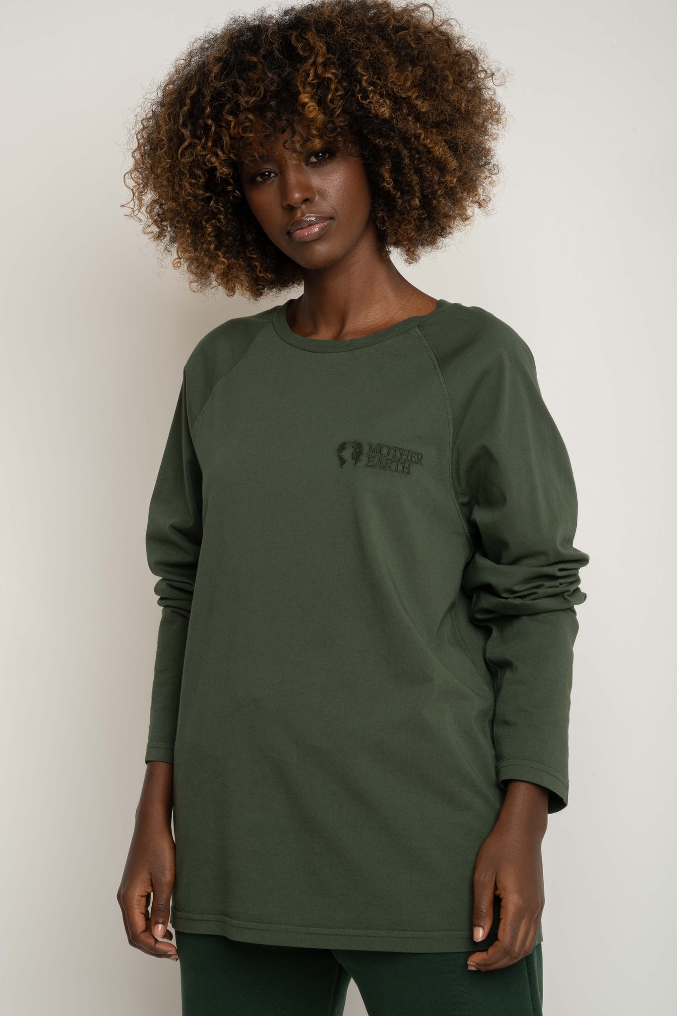 LONGSLEEVE OVERSIZE Z DELIKATNYM EFEKTEM SPRANIA ZIELONY - OBILATU