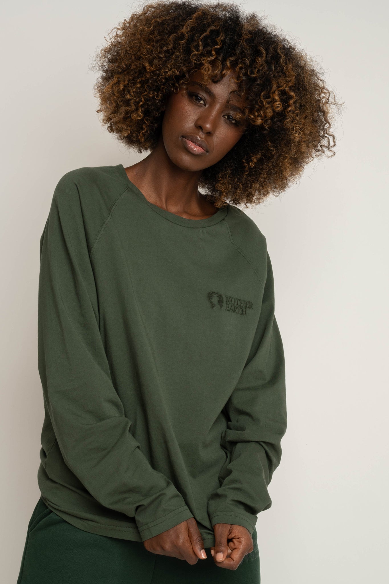 LONGSLEEVE OVERSIZE Z DELIKATNYM EFEKTEM SPRANIA ZIELONY - OBILATU