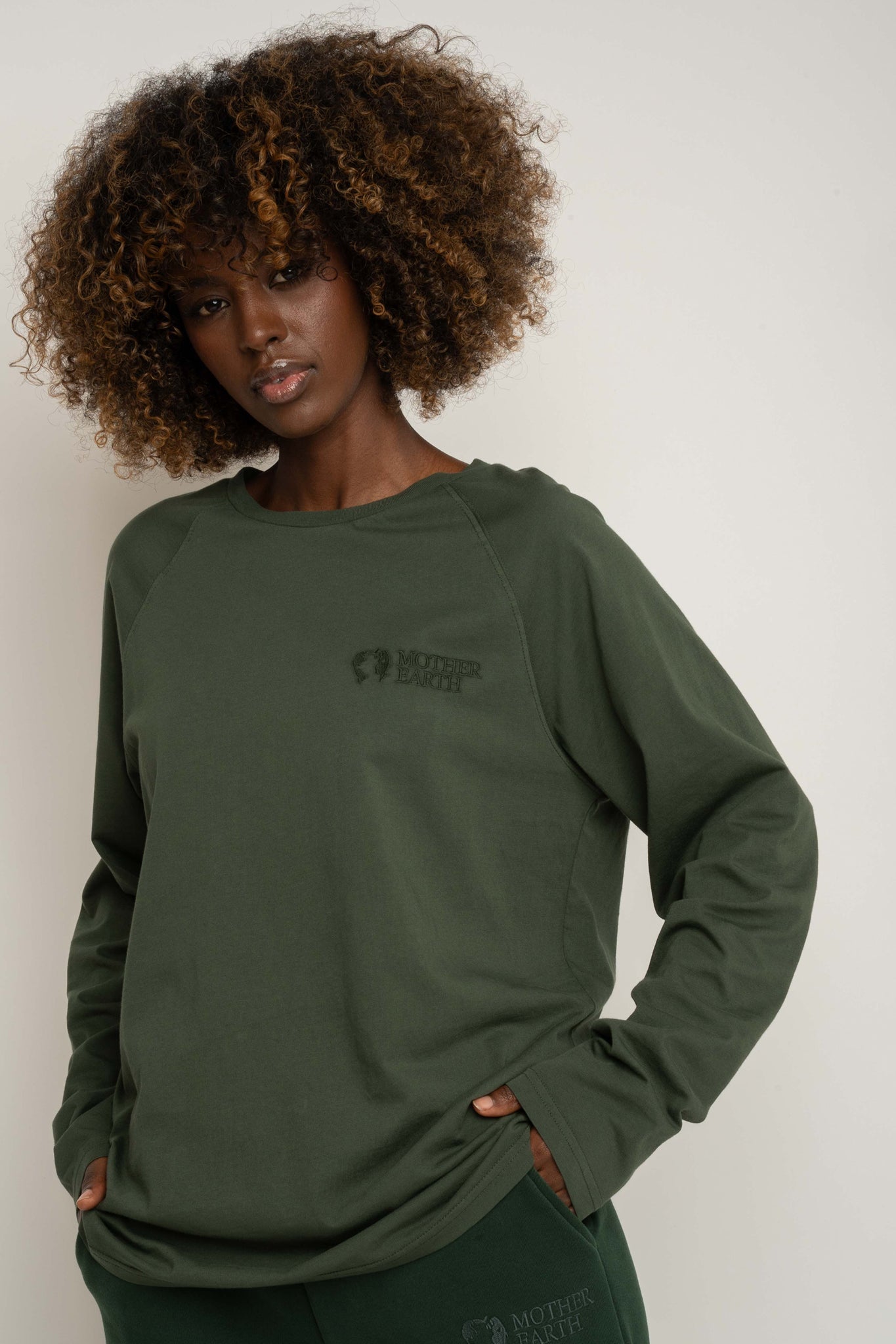 LONGSLEEVE OVERSIZE Z DELIKATNYM EFEKTEM SPRANIA ZIELONY - OBILATU