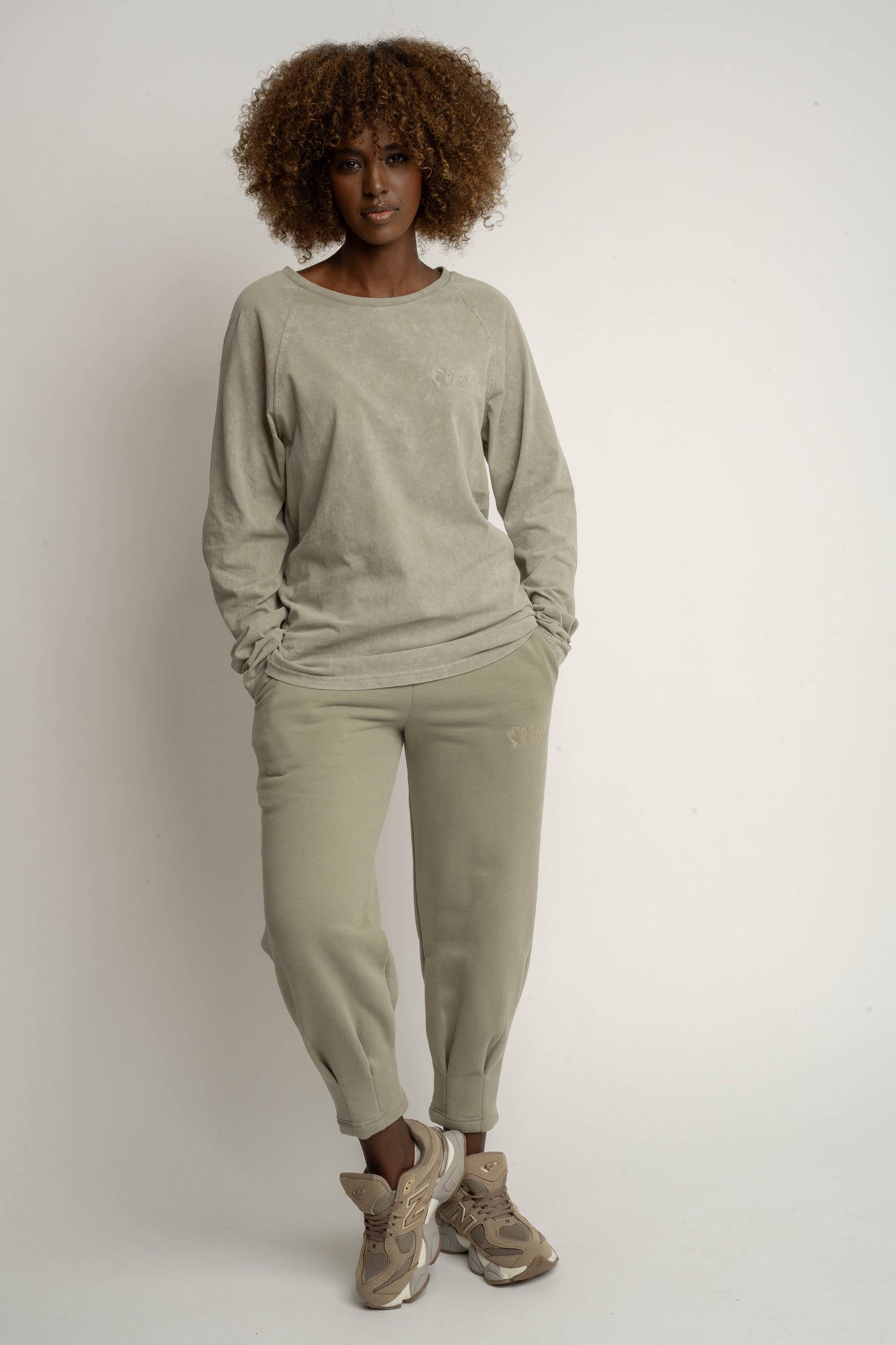 BLUZKA DAMSKA Z EFEKTEM WASHED OLIWKOWA - RHINE