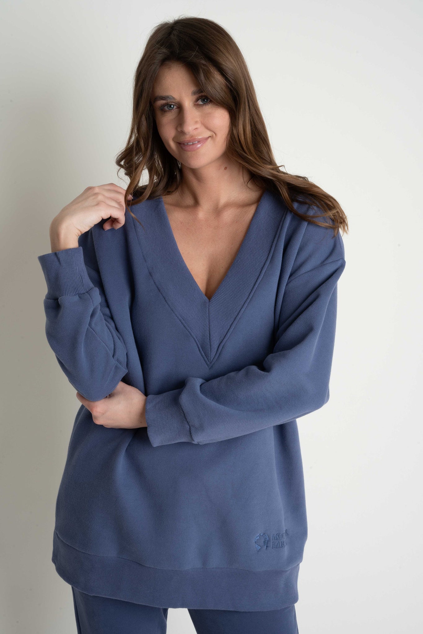 LONG OVERSIZE SWEATSHIRT WITH A V-NECK COBALT - EGINA