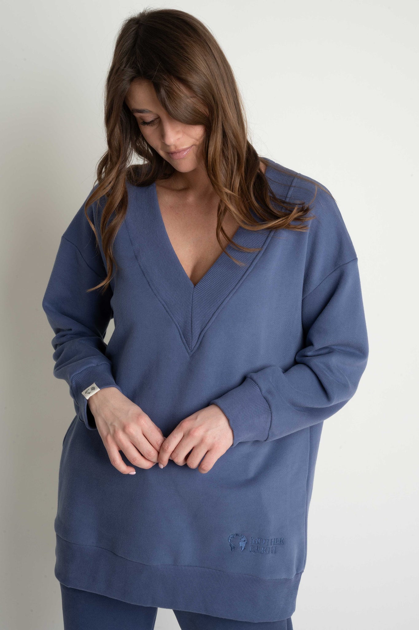 LONG OVERSIZE SWEATSHIRT WITH A V-NECK COBALT - EGINA