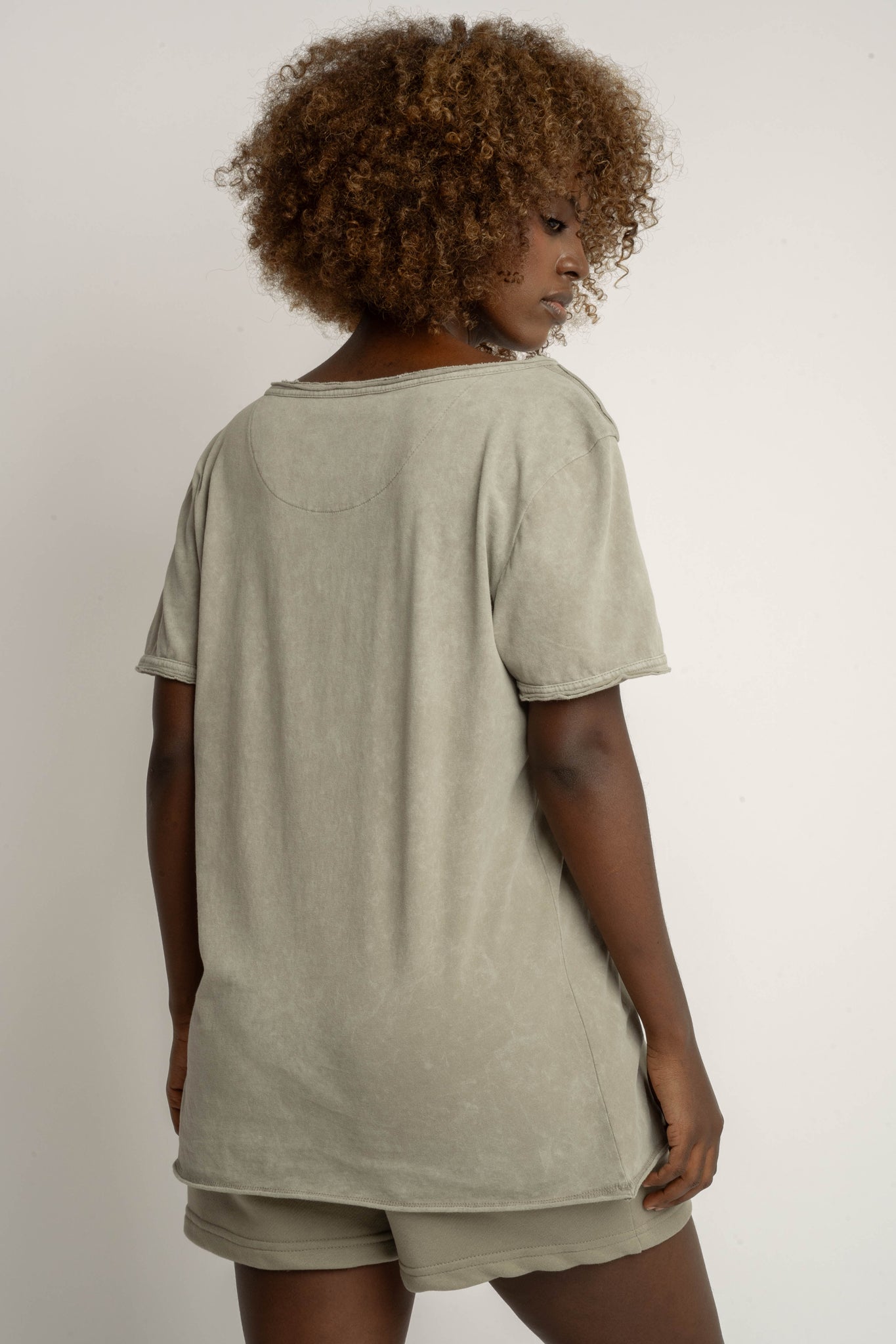 T-SHIRT Z EFEKTEM WASHED OLIWKOWY - SEINE