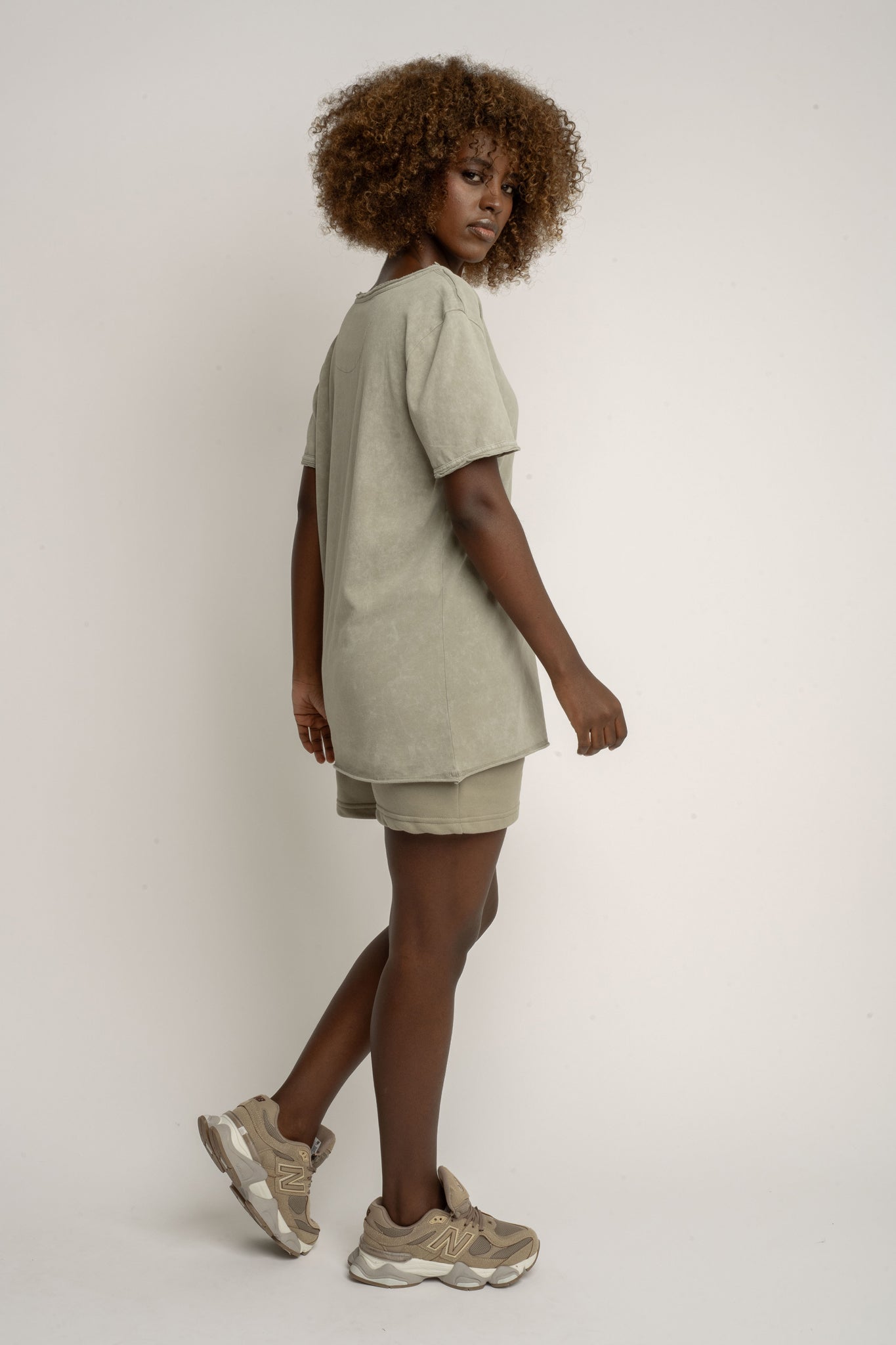 T-SHIRT Z EFEKTEM WASHED OLIWKOWY - SEINE