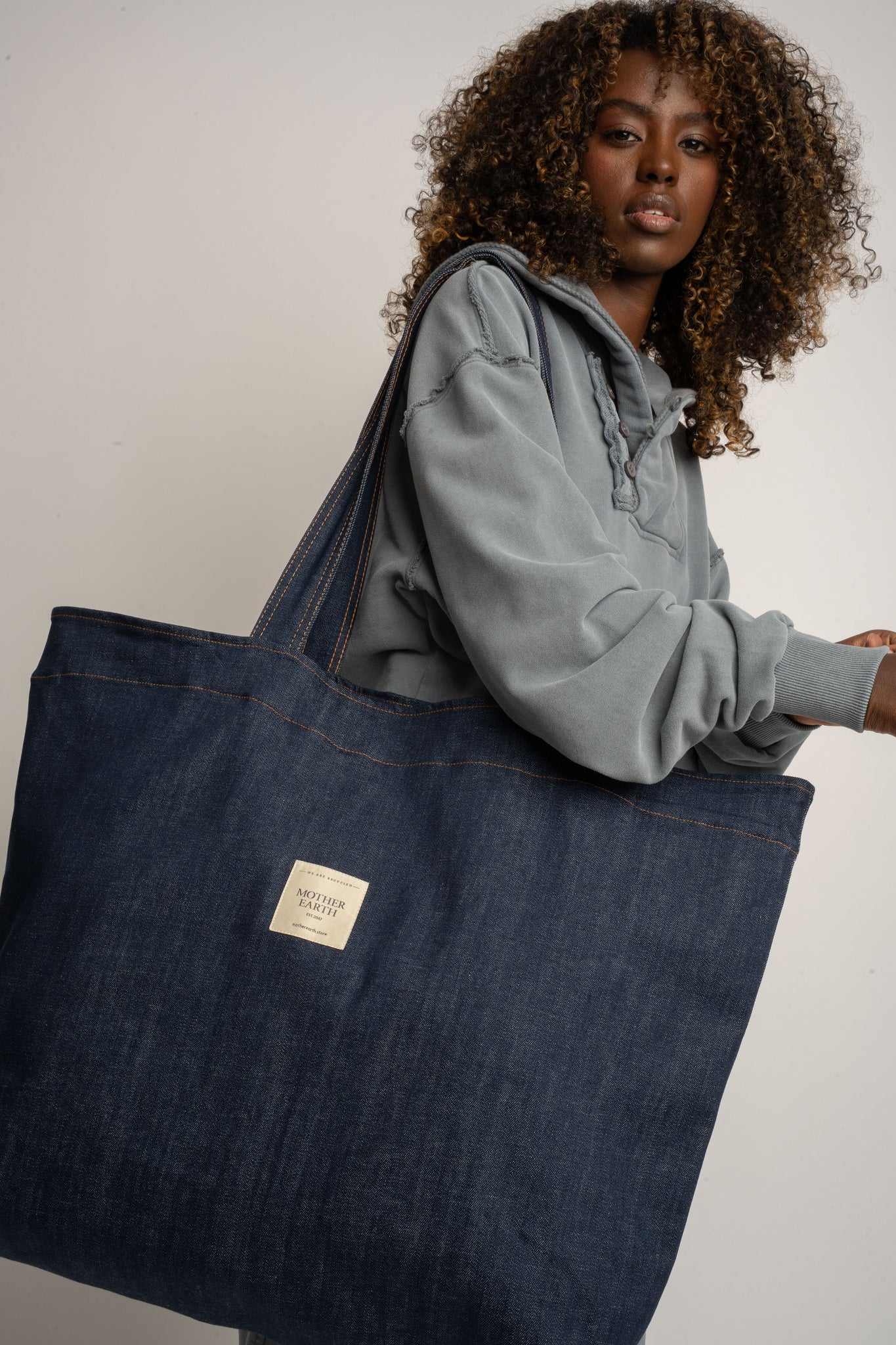 TORBA TYPU SHOPPER BAG W KOLORZE CIEMNEGO JEANSU - ADALAR