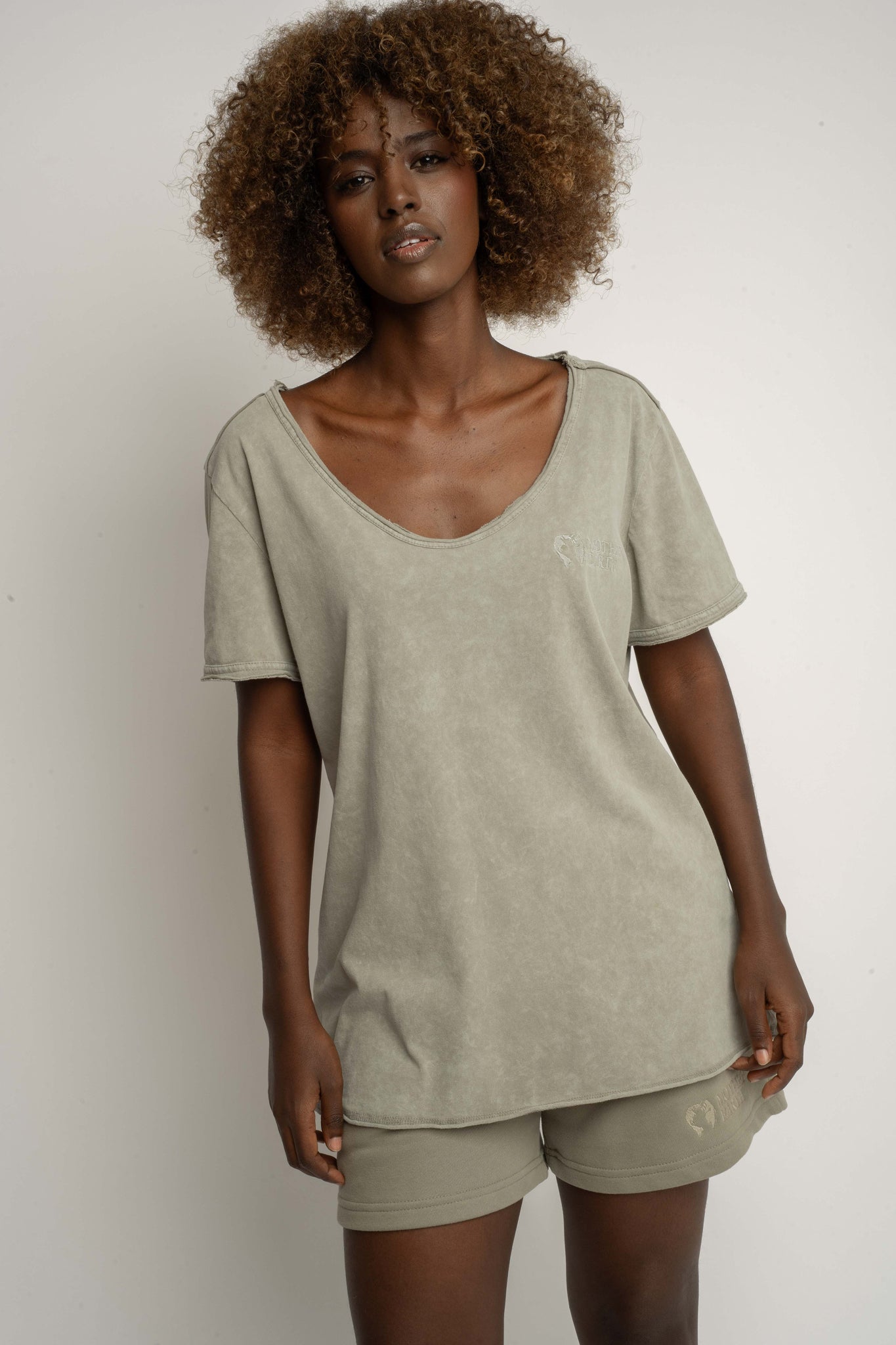 T-SHIRT Z EFEKTEM WASHED OLIWKOWY - SEINE