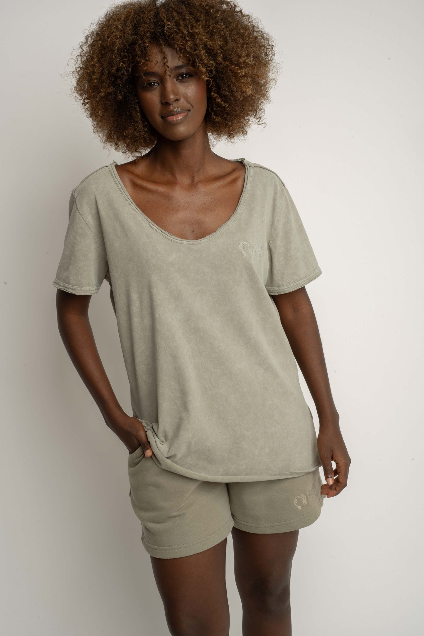 T-SHIRT Z EFEKTEM WASHED OLIWKOWY - SEINE
