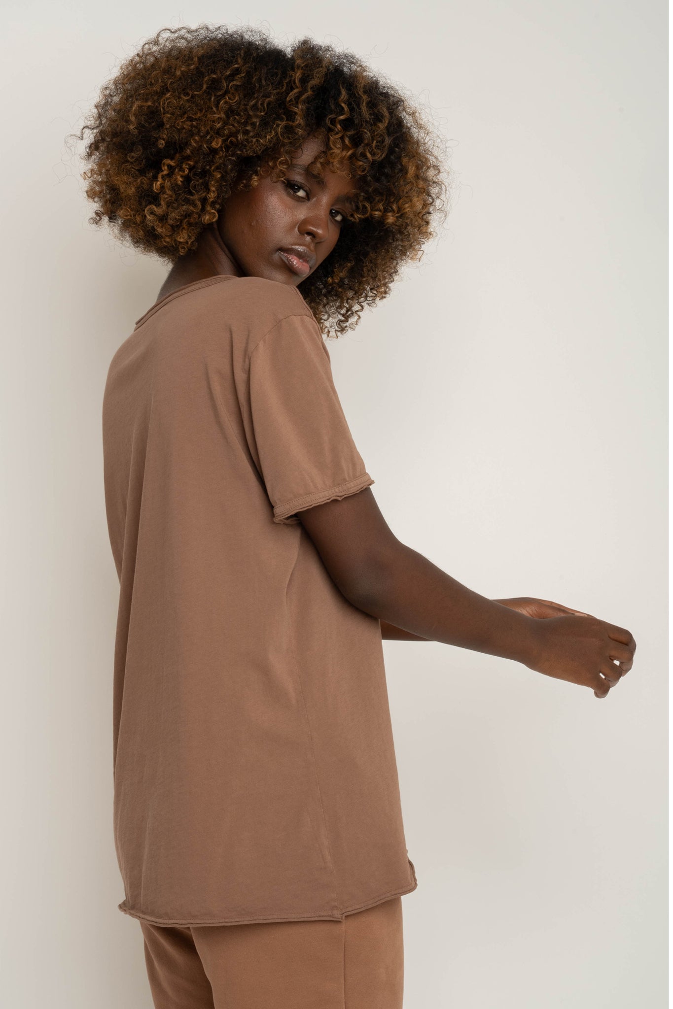 OVERSIZED T-SHIRT WITH A SUBSTANTIAL WASH EFFECT, BROWN - NUSA