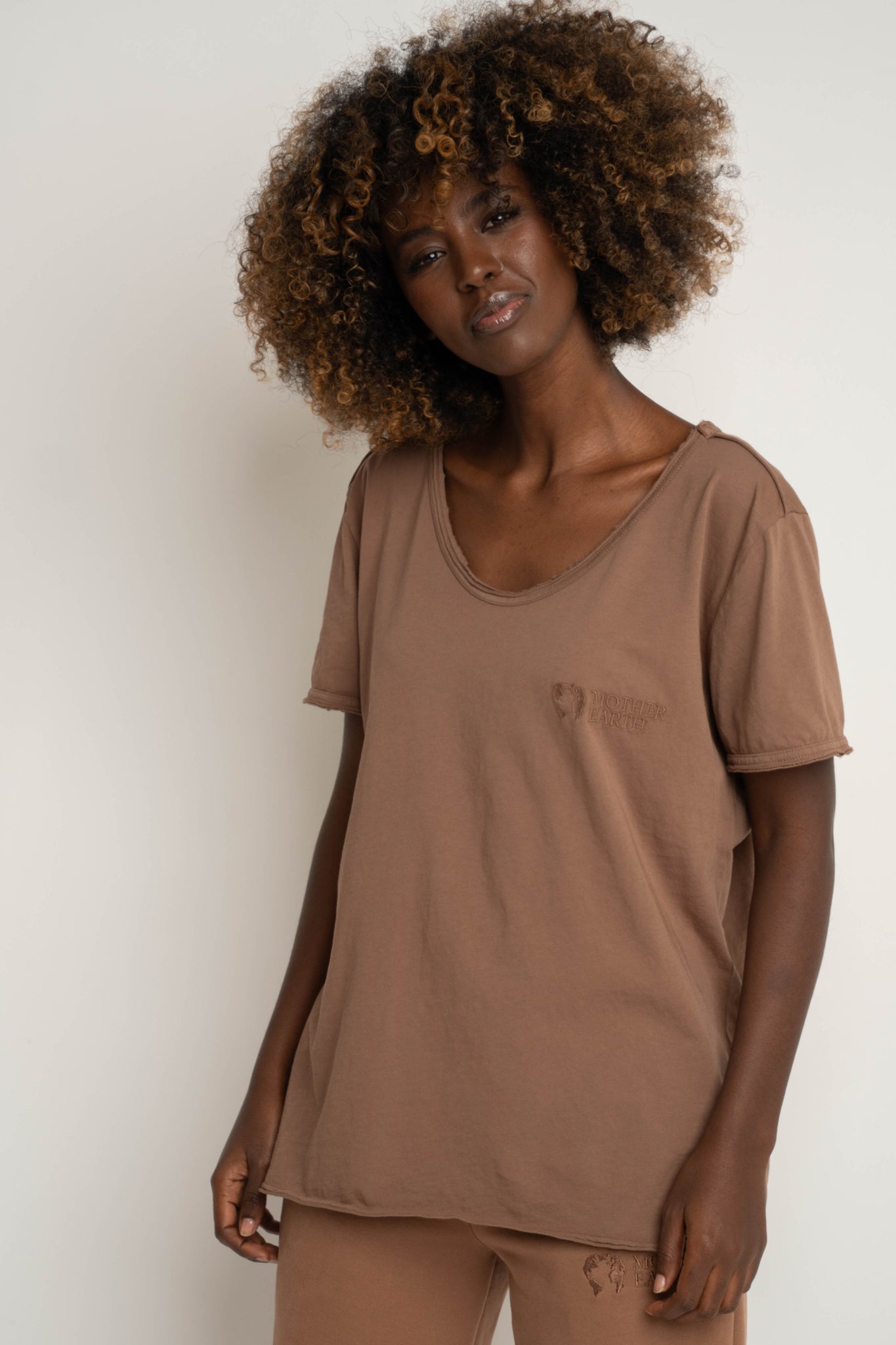 OVERSIZED T-SHIRT WITH A SUBSTANTIAL WASH EFFECT, BROWN - NUSA