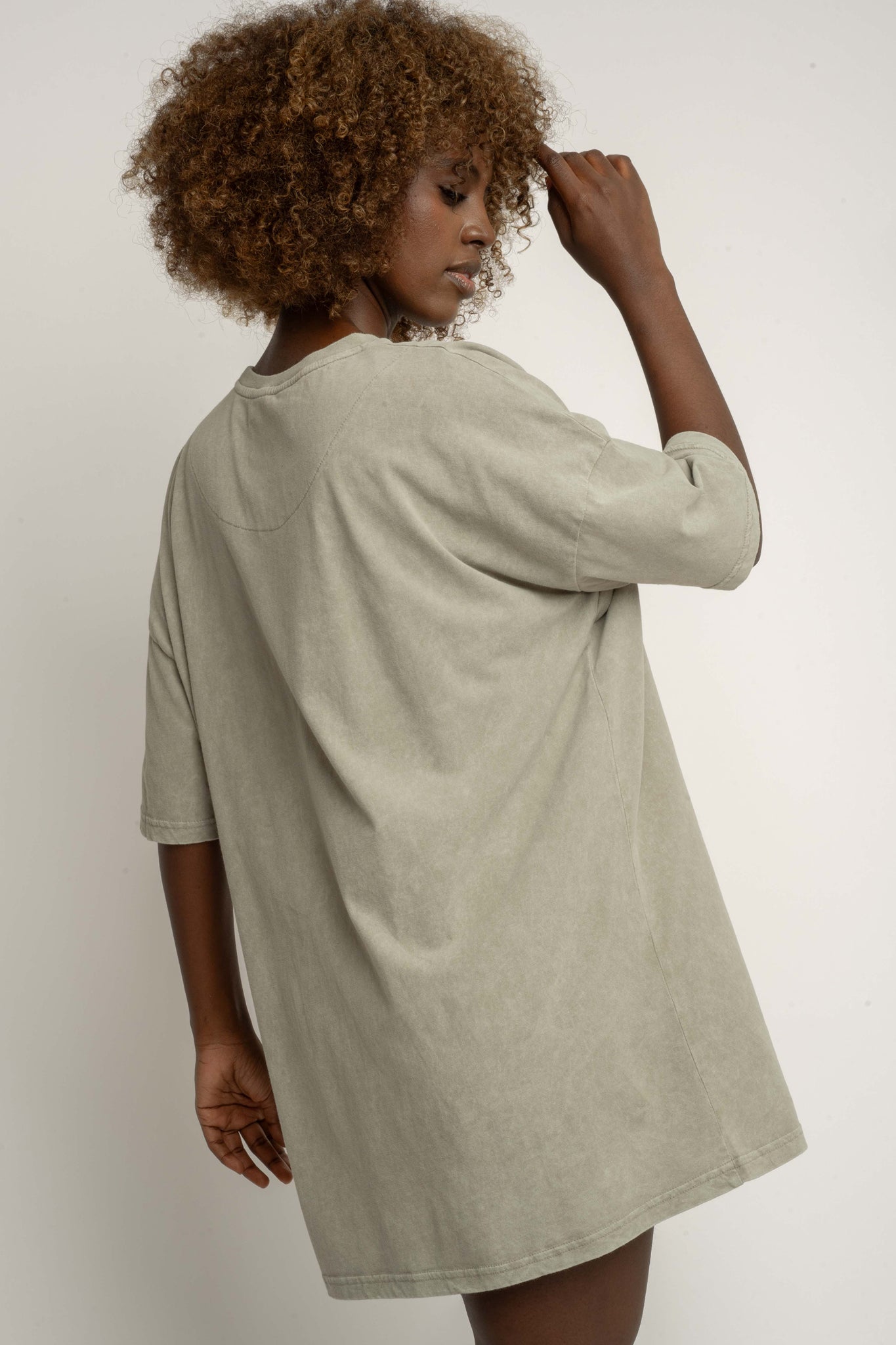 T-SHIRT OVERSIZE Z EFEKTEM WASHED OLIWKOWY - COMO