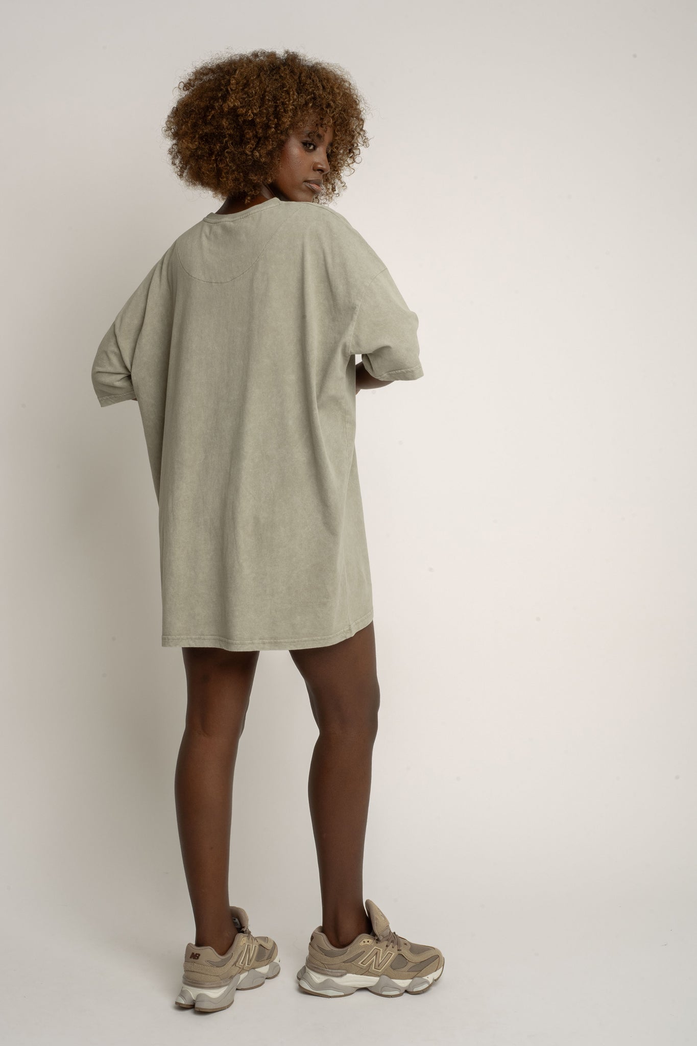 T-SHIRT OVERSIZE Z EFEKTEM WASHED OLIWKOWY - COMO