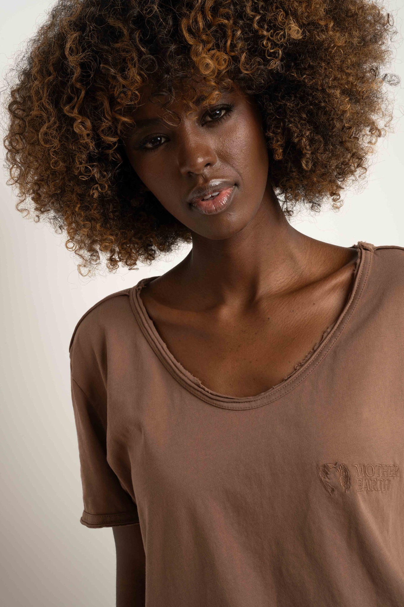 OVERSIZED T-SHIRT WITH A SUBSTANTIAL WASH EFFECT, BROWN - NUSA