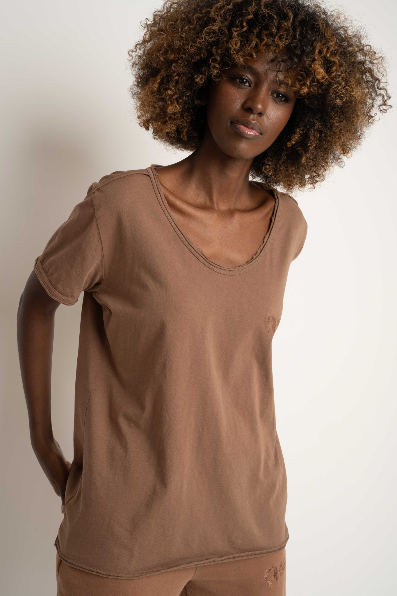OVERSIZED T-SHIRT WITH A SUBSTANTIAL WASH EFFECT, BROWN - NUSA