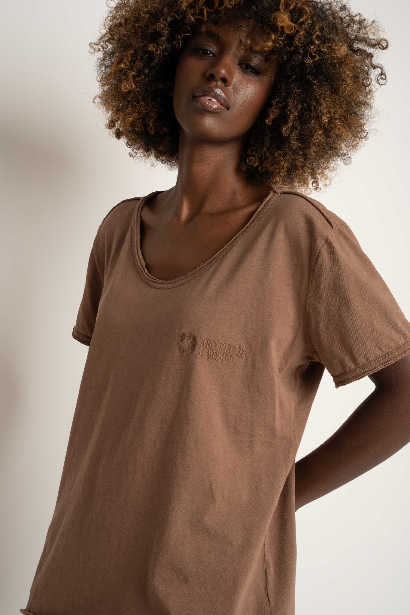 OVERSIZED T-SHIRT WITH A SUBSTANTIAL WASH EFFECT, BROWN - NUSA