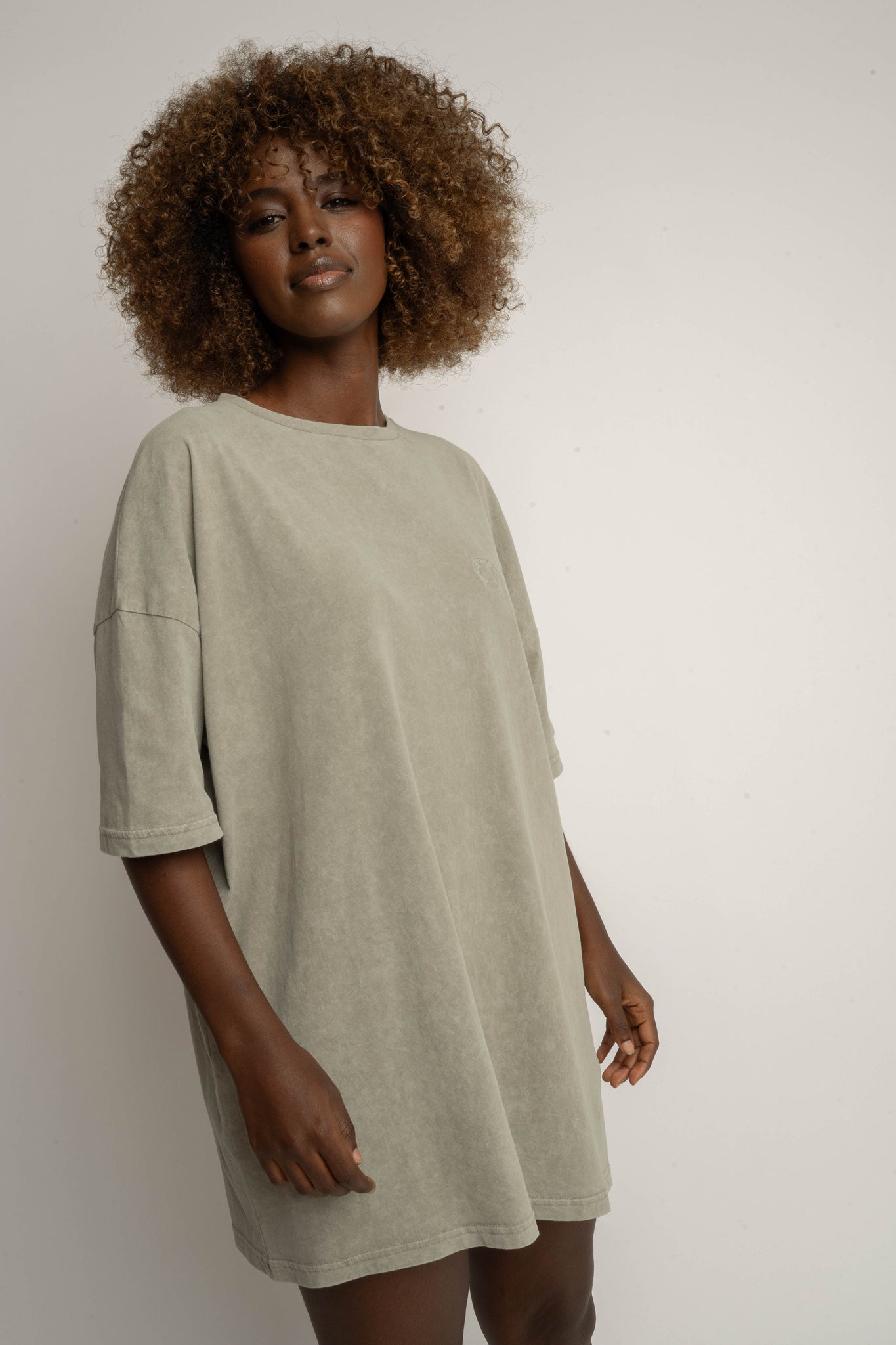 T-SHIRT OVERSIZE Z EFEKTEM WASHED OLIWKOWY - COMO