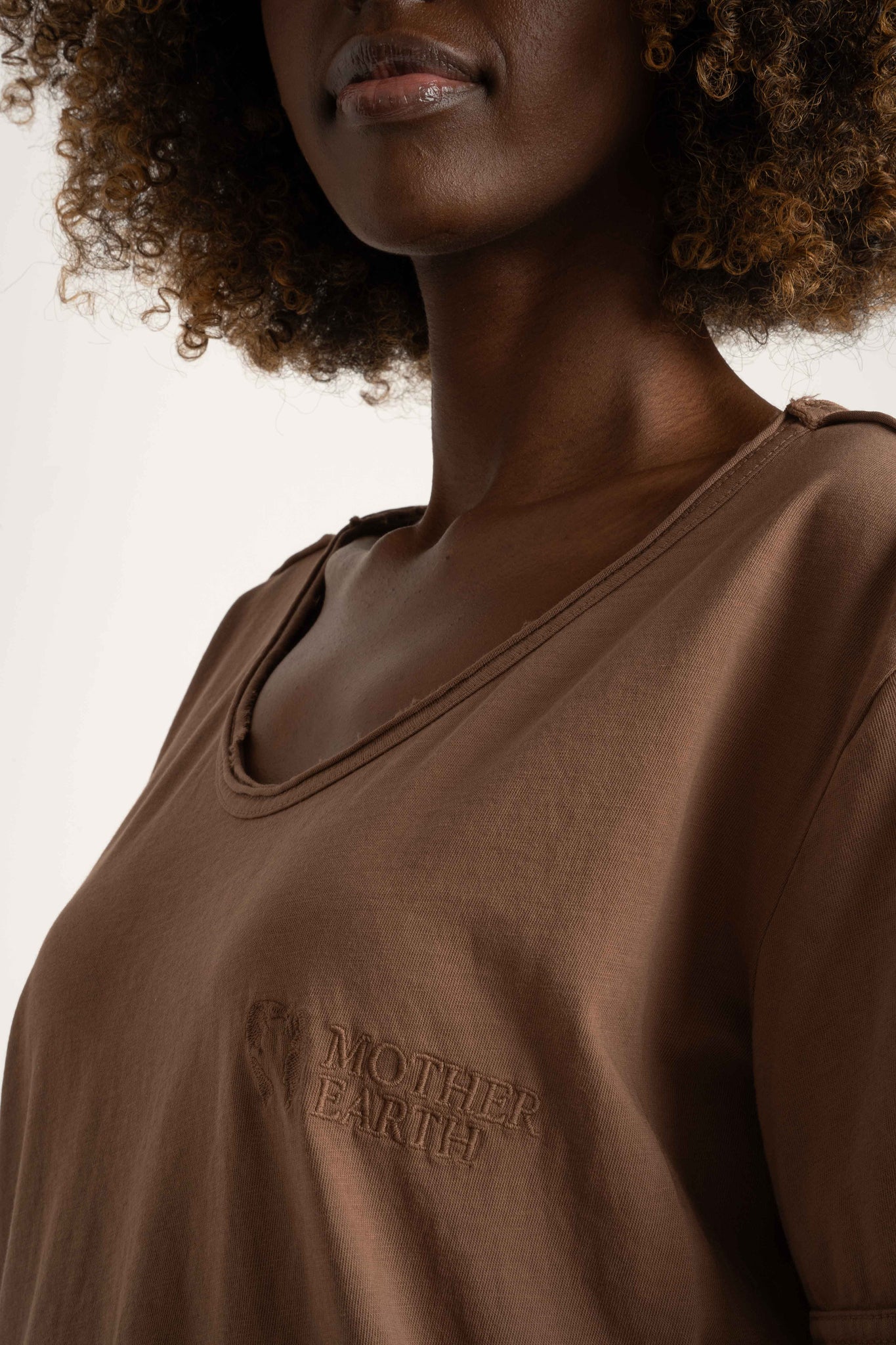 OVERSIZED T-SHIRT WITH A SUBSTANTIAL WASH EFFECT, BROWN - NUSA