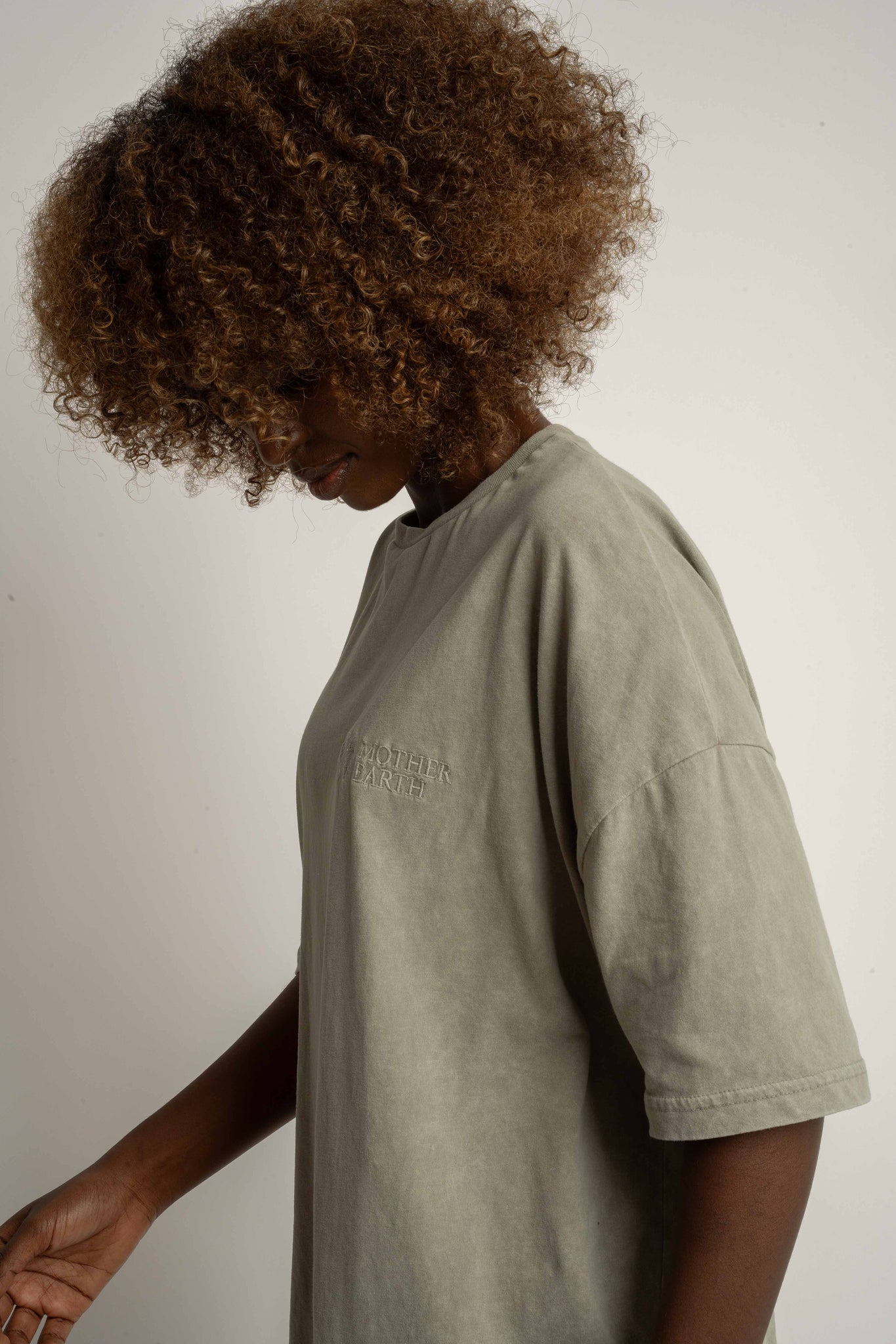 T-SHIRT OVERSIZE Z EFEKTEM WASHED OLIWKOWY - COMO