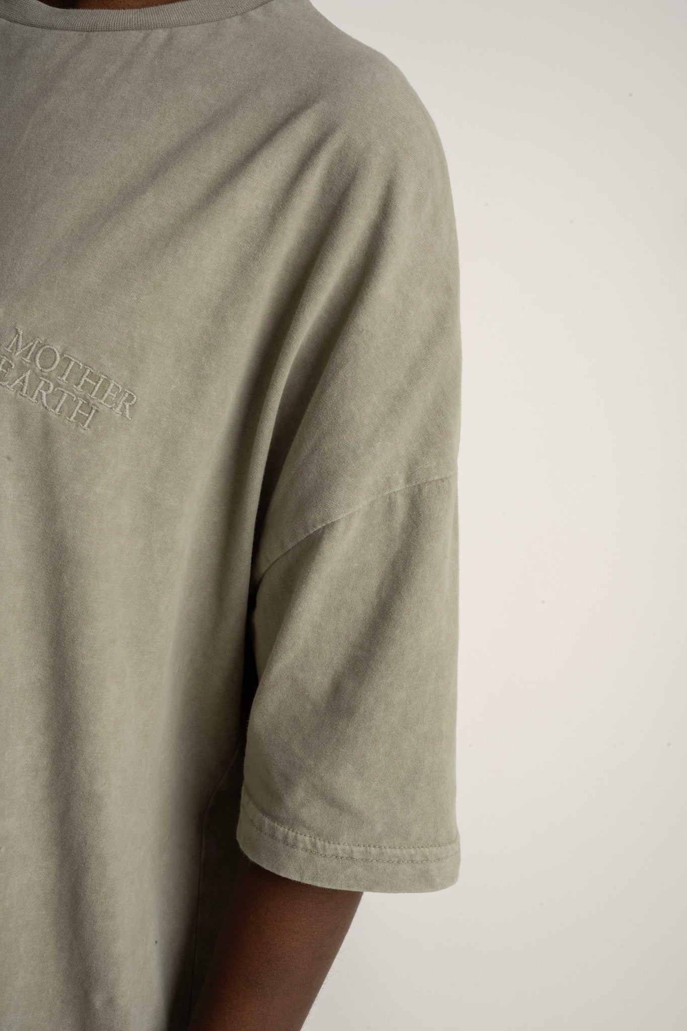 T-SHIRT OVERSIZE Z EFEKTEM WASHED OLIWKOWY - COMO
