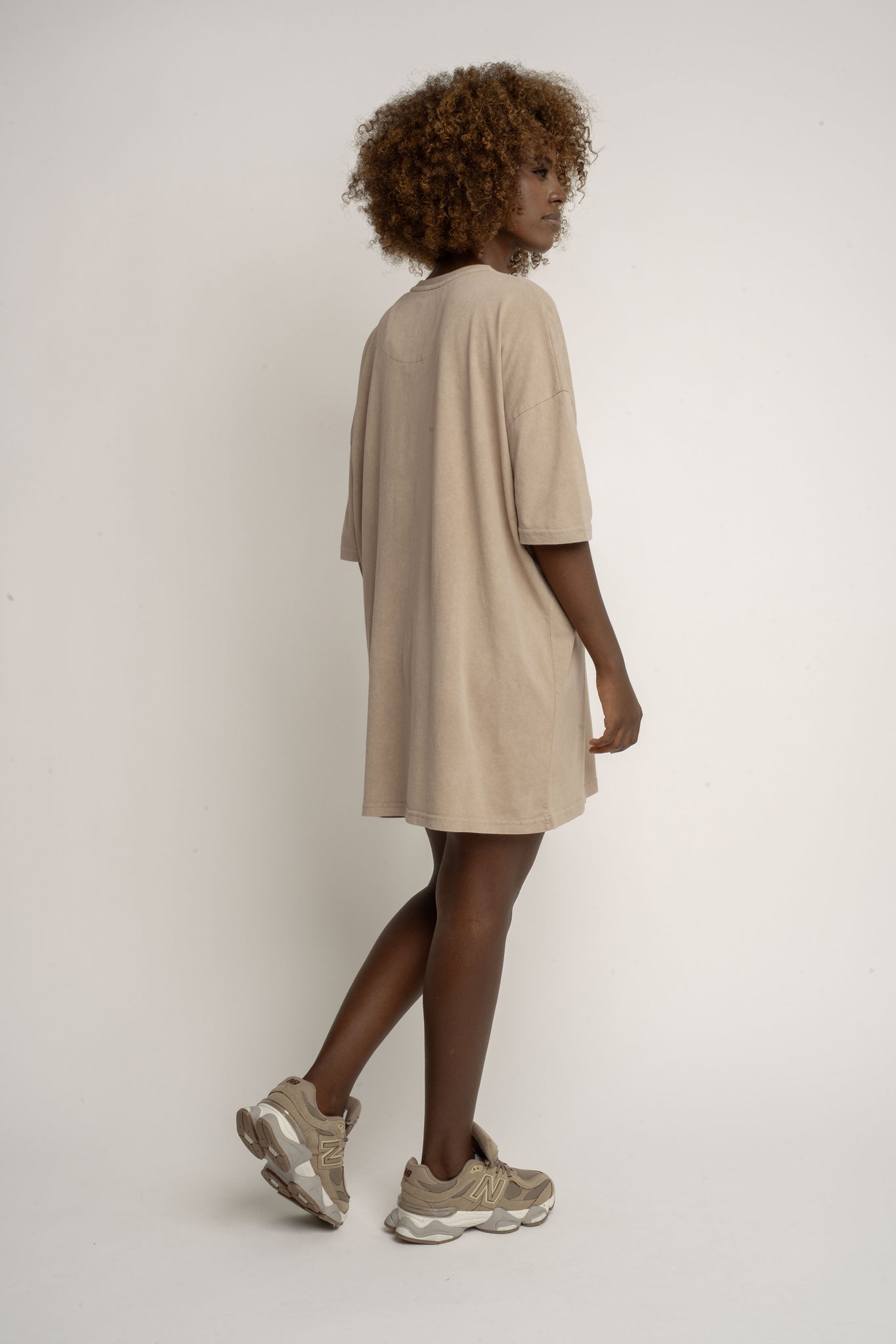 T-SHIRT OVERSIZE Z EFEKTEM WASHED BEŻOWY - COMO