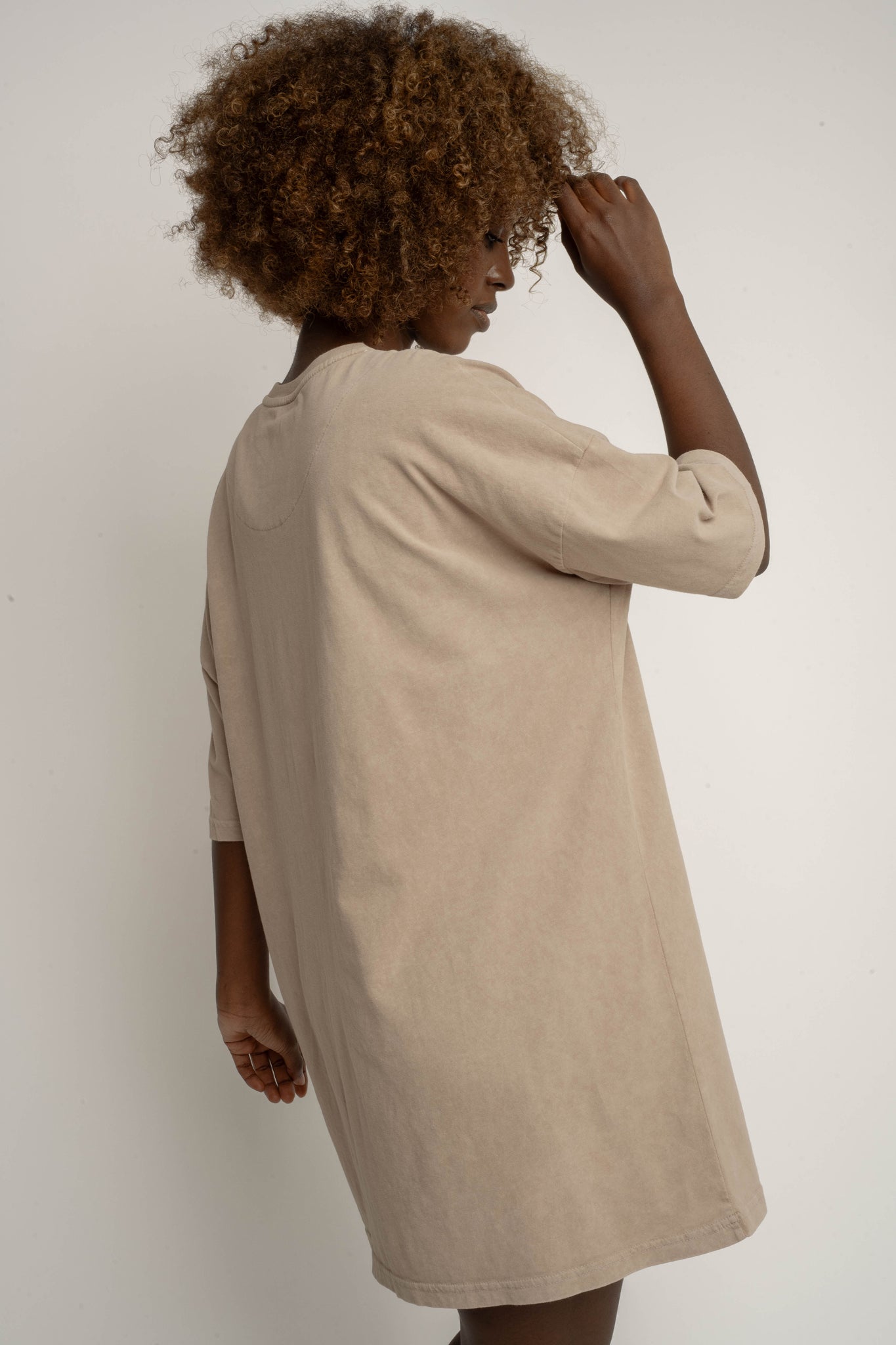 T-SHIRT OVERSIZE Z EFEKTEM WASHED BEŻOWY - COMO