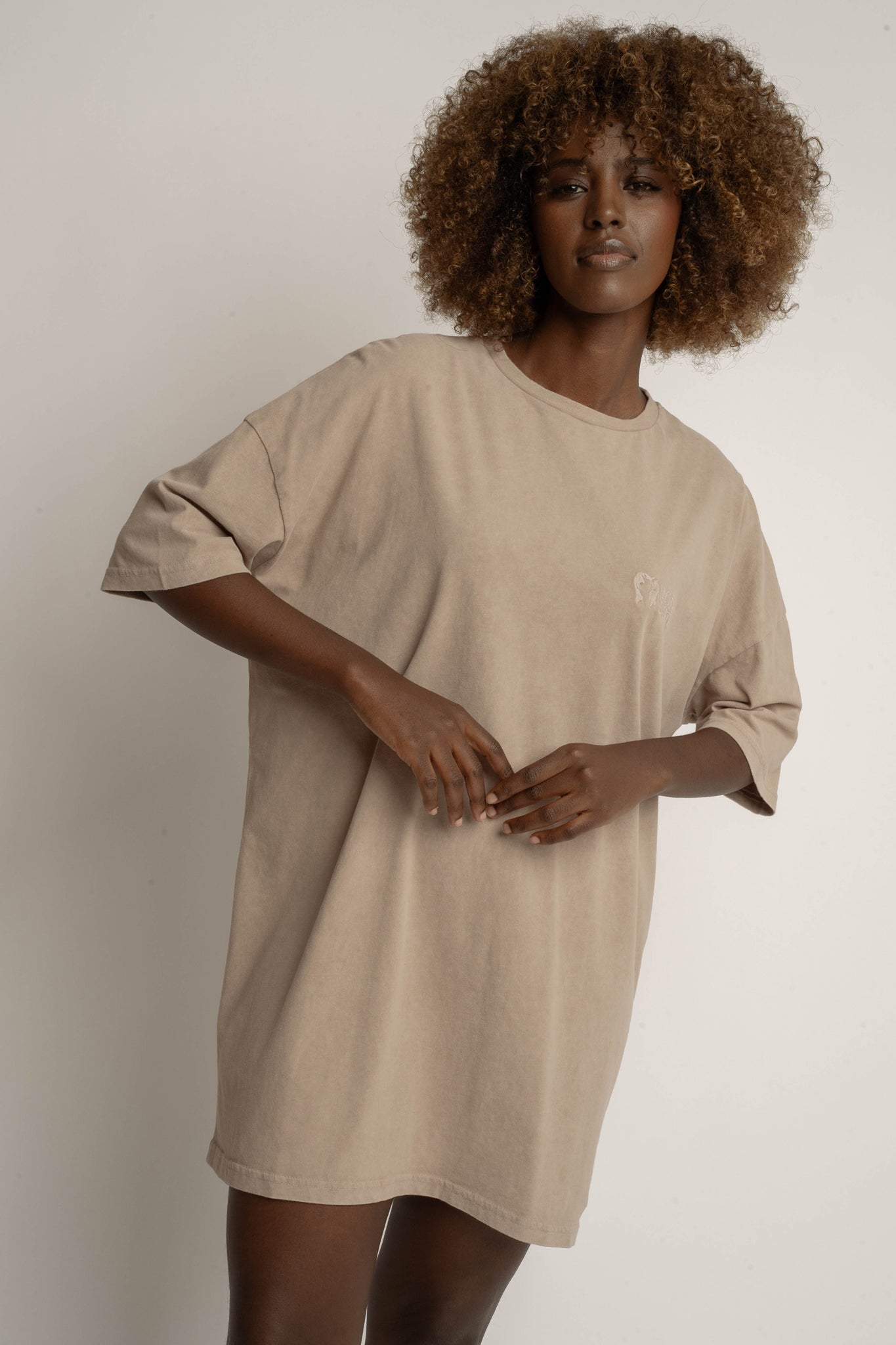 T-SHIRT OVERSIZE Z EFEKTEM WASHED BEŻOWY - COMO