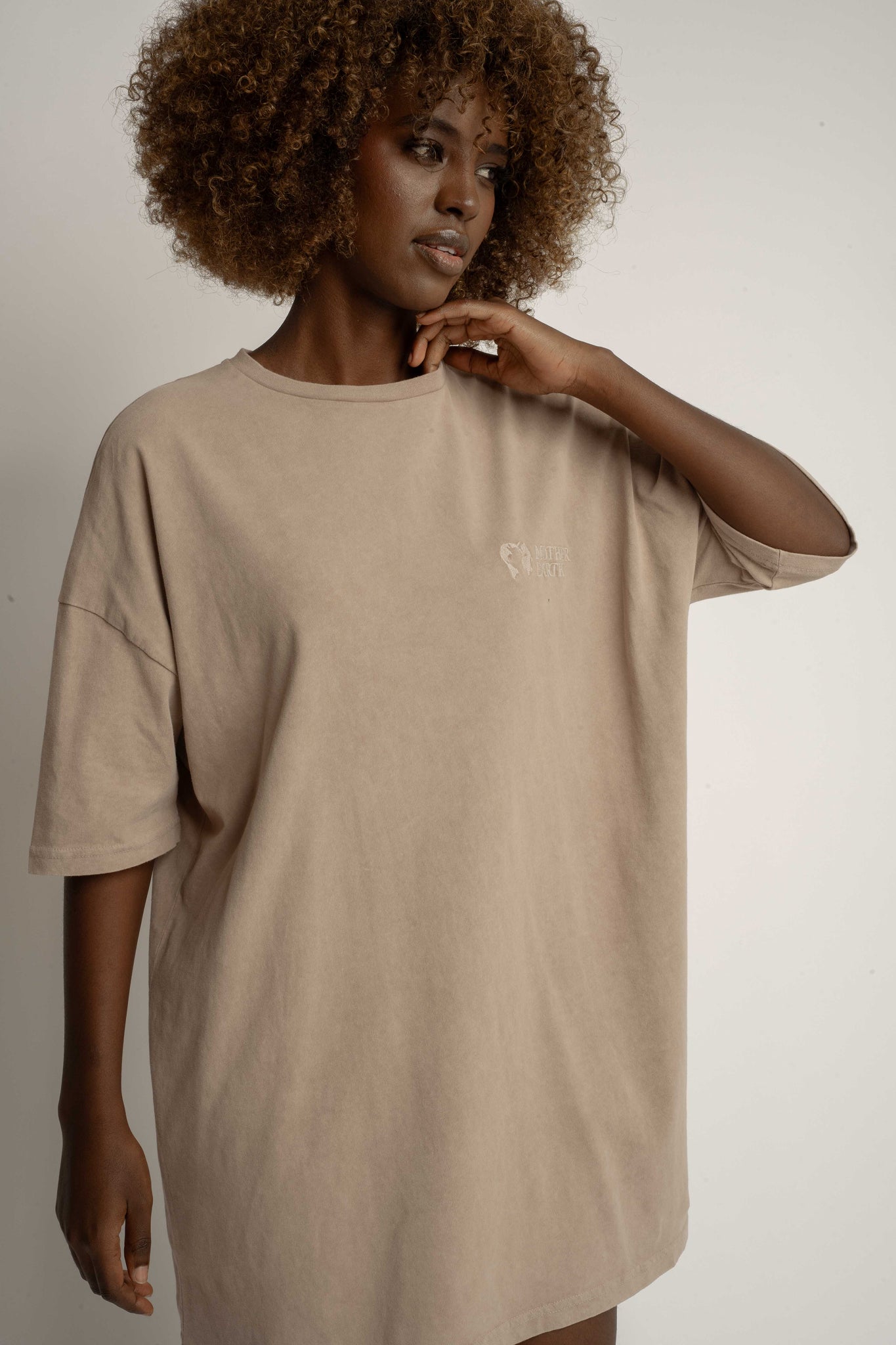 T-SHIRT OVERSIZE Z EFEKTEM WASHED BEŻOWY - COMO