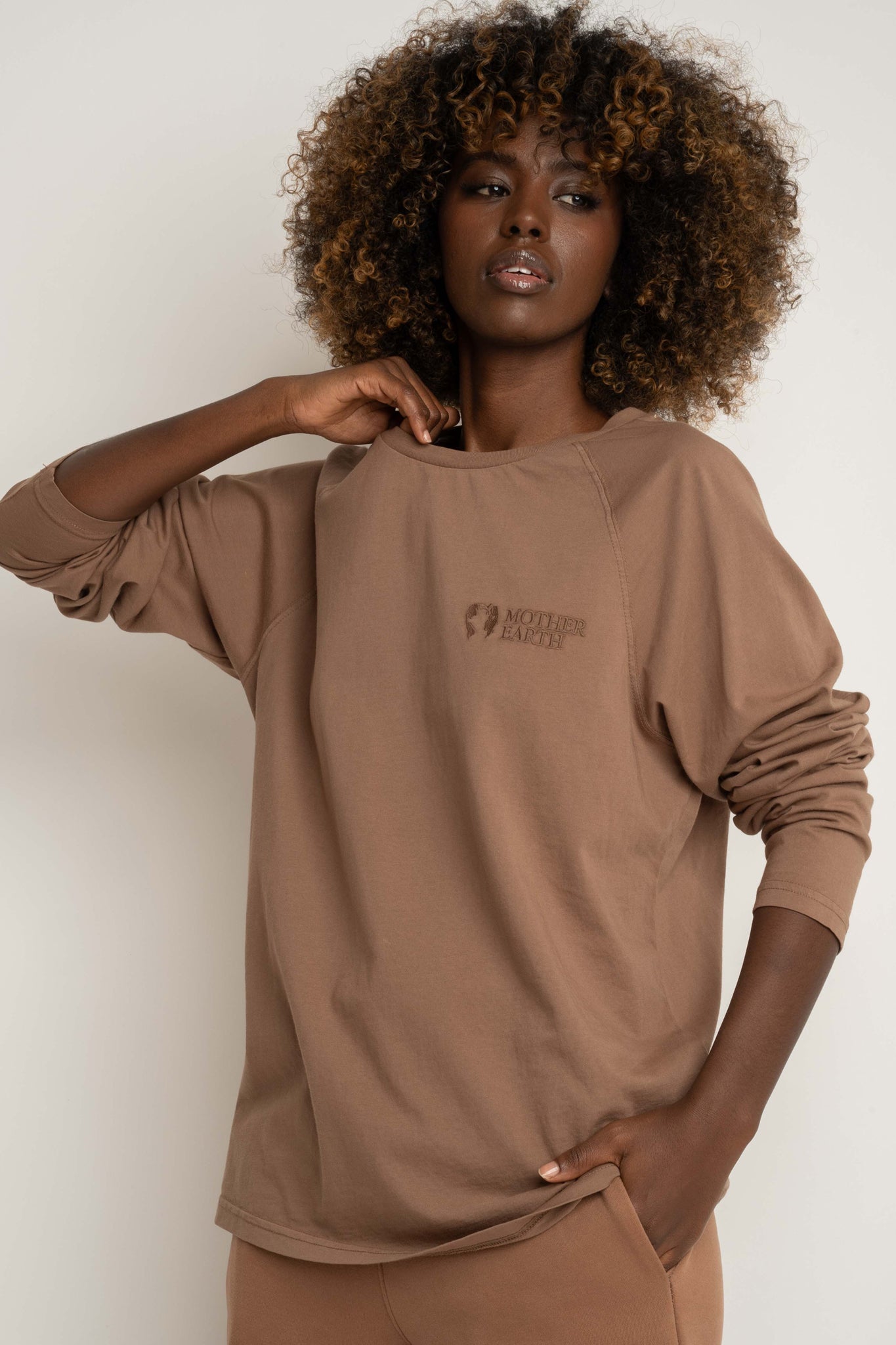 OVERSIZED LONGSLEEVE WITH A DELICATE WASHED EFFECT BROWN - OBILATU