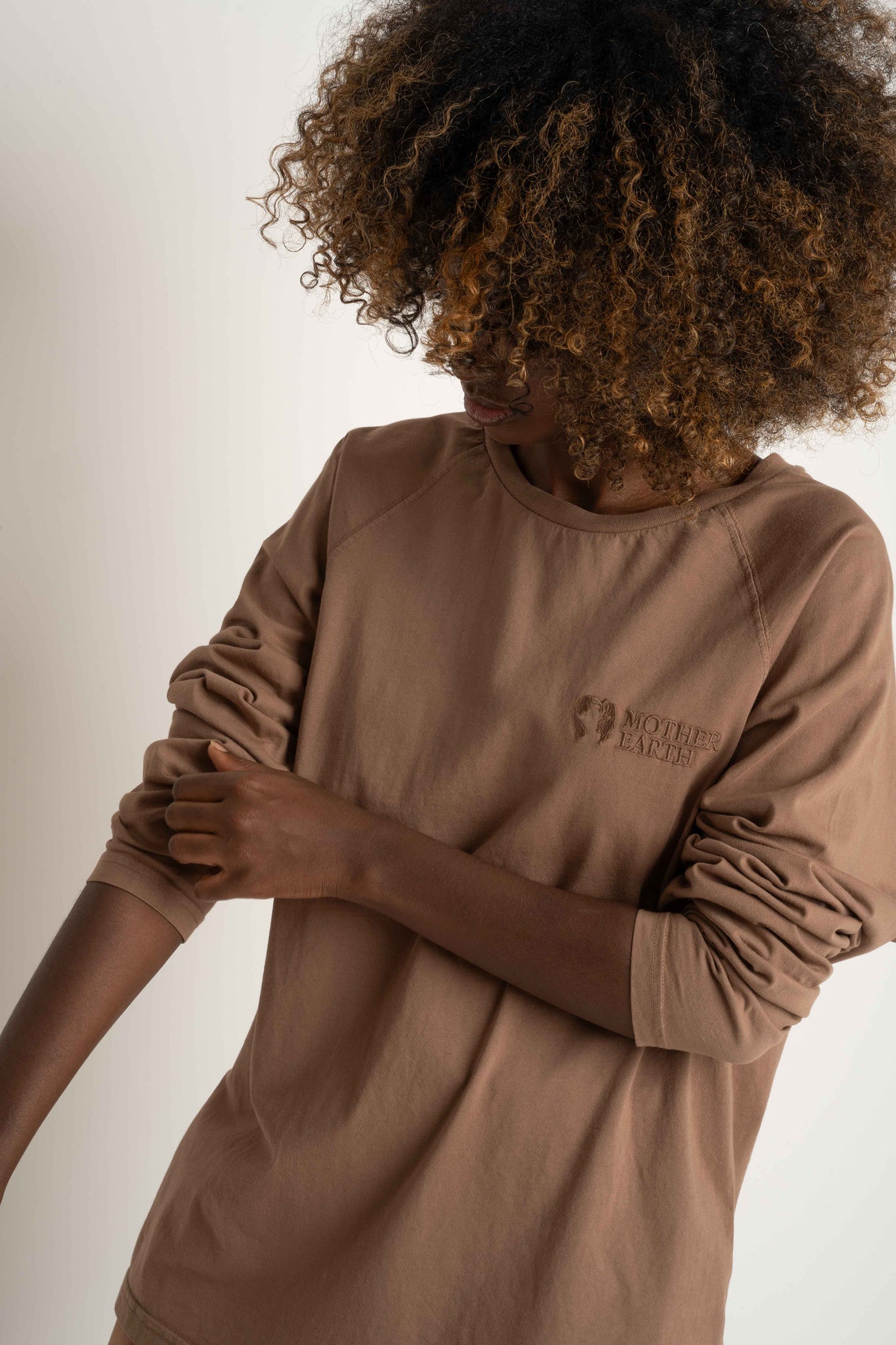 OVERSIZED LONGSLEEVE WITH A DELICATE WASHED EFFECT BROWN - OBILATU
