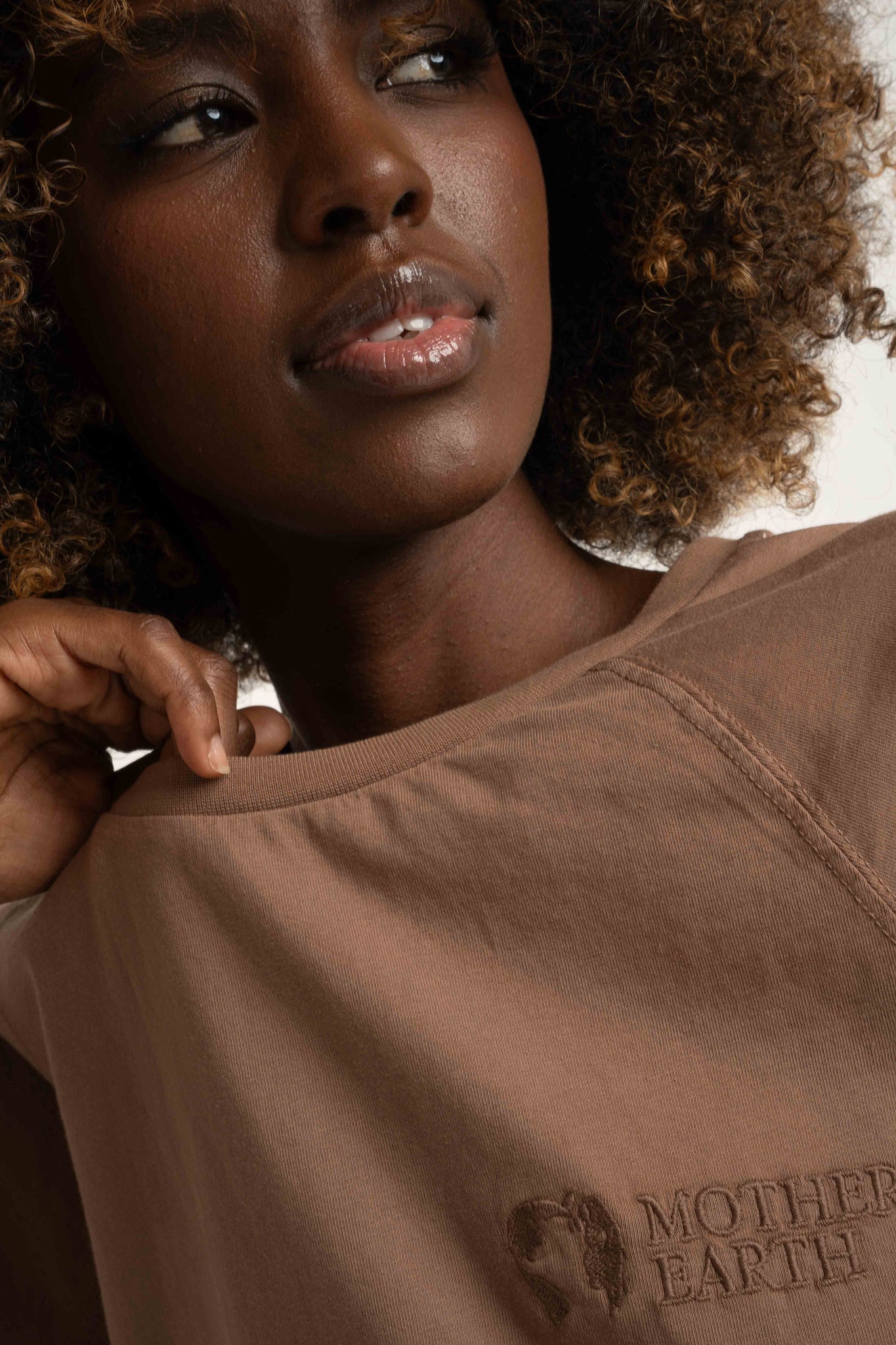 OVERSIZED LONGSLEEVE WITH A DELICATE WASHED EFFECT BROWN - OBILATU