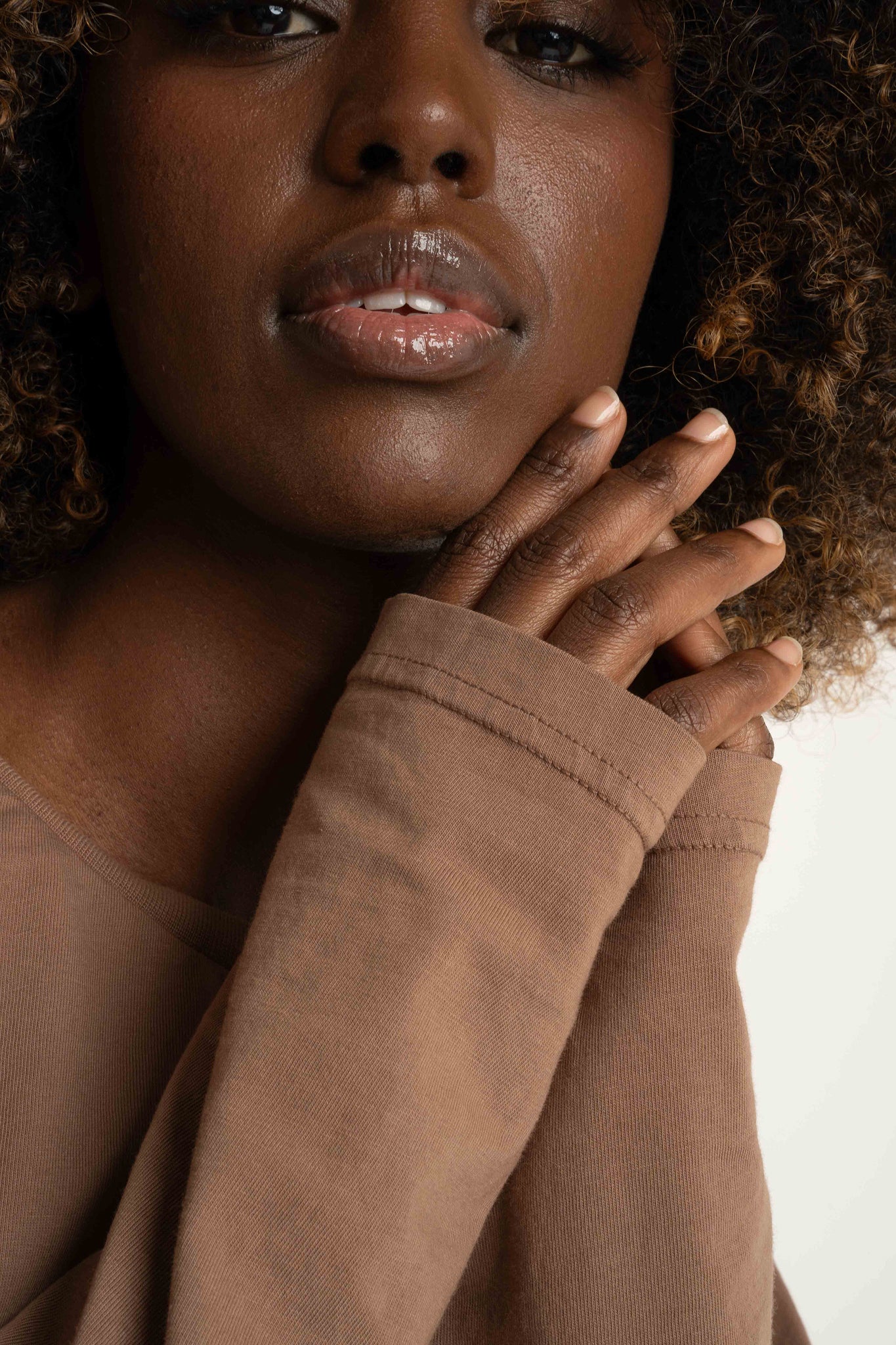 OVERSIZED LONGSLEEVE WITH A DELICATE WASHED EFFECT BROWN - OBILATU