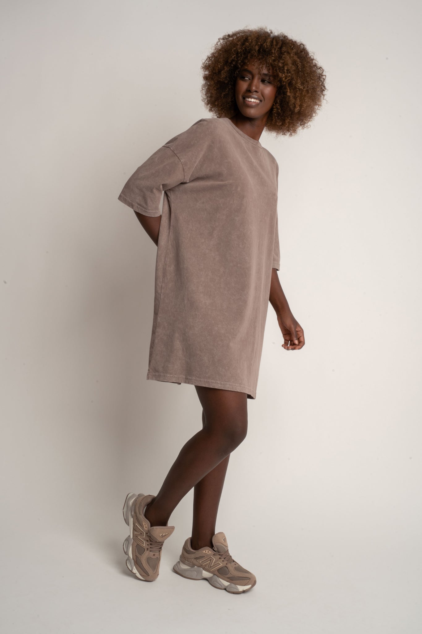 T-SHIRT OVERSIZE Z EFEKTEM WASHED BRĄZOWY - COMO