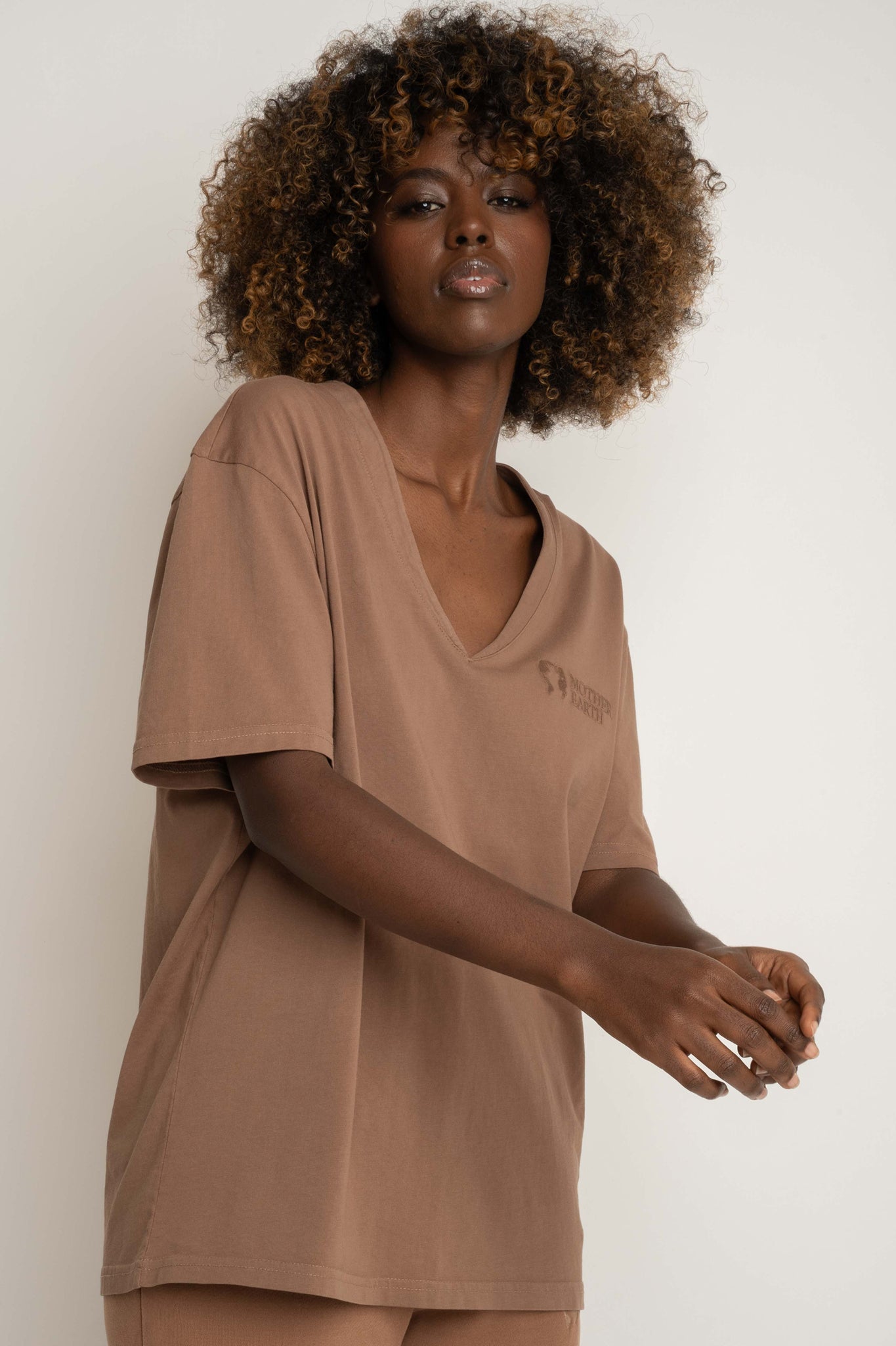 OVERSIZED T-SHIRT WITH A DELICATE WASHED EFFECT BROWN - FLORES
