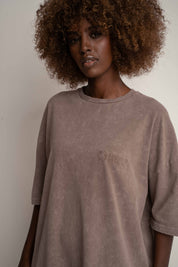 T-SHIRT OVERSIZE Z EFEKTEM WASHED BRĄZOWY - COMO