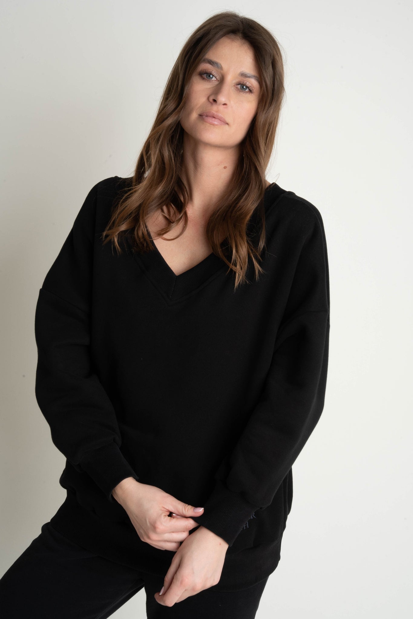 OVERSIZED BLACK NECKLINE SWEATSHIRT - BISCOE