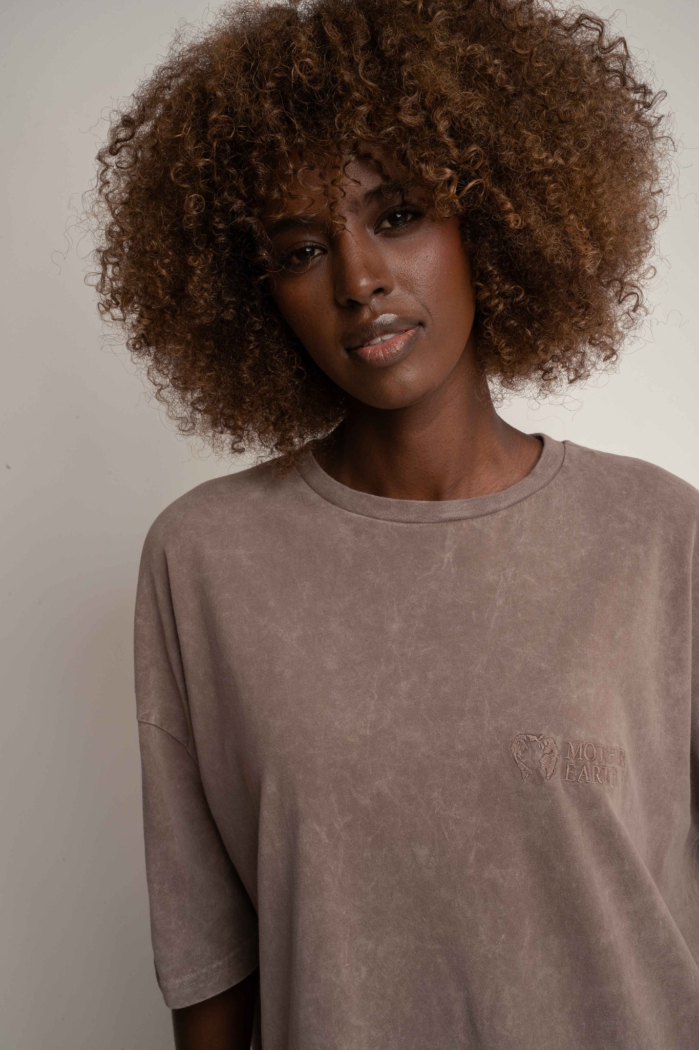 T-SHIRT OVERSIZE Z EFEKTEM WASHED BRĄZOWY - COMO