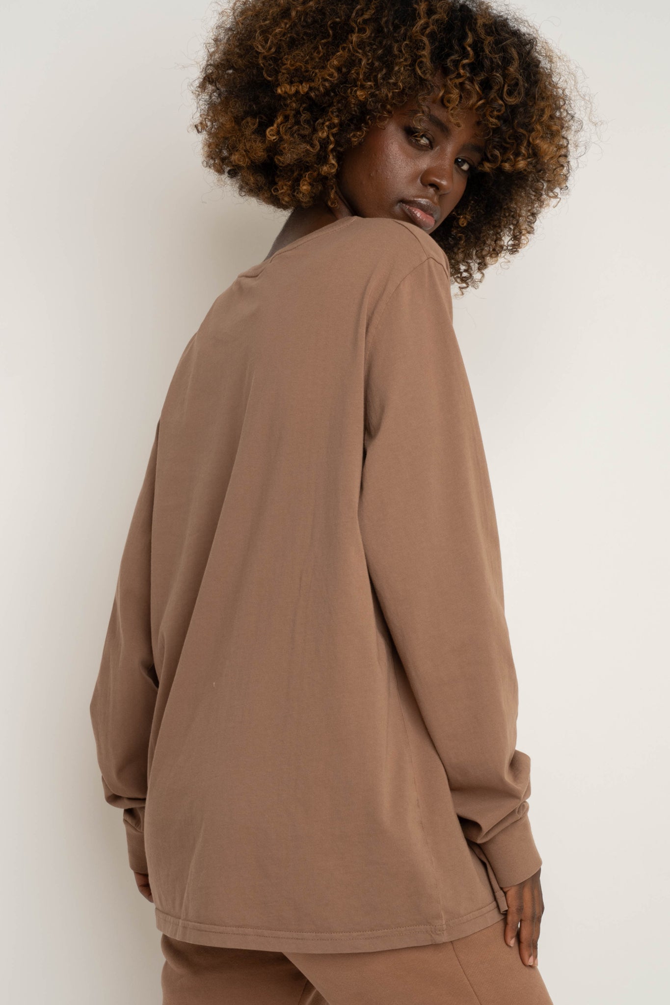 OVERSIZED LONGSLEEVE WITH A DELICATE WASHED EFFECT BROWN - GILI