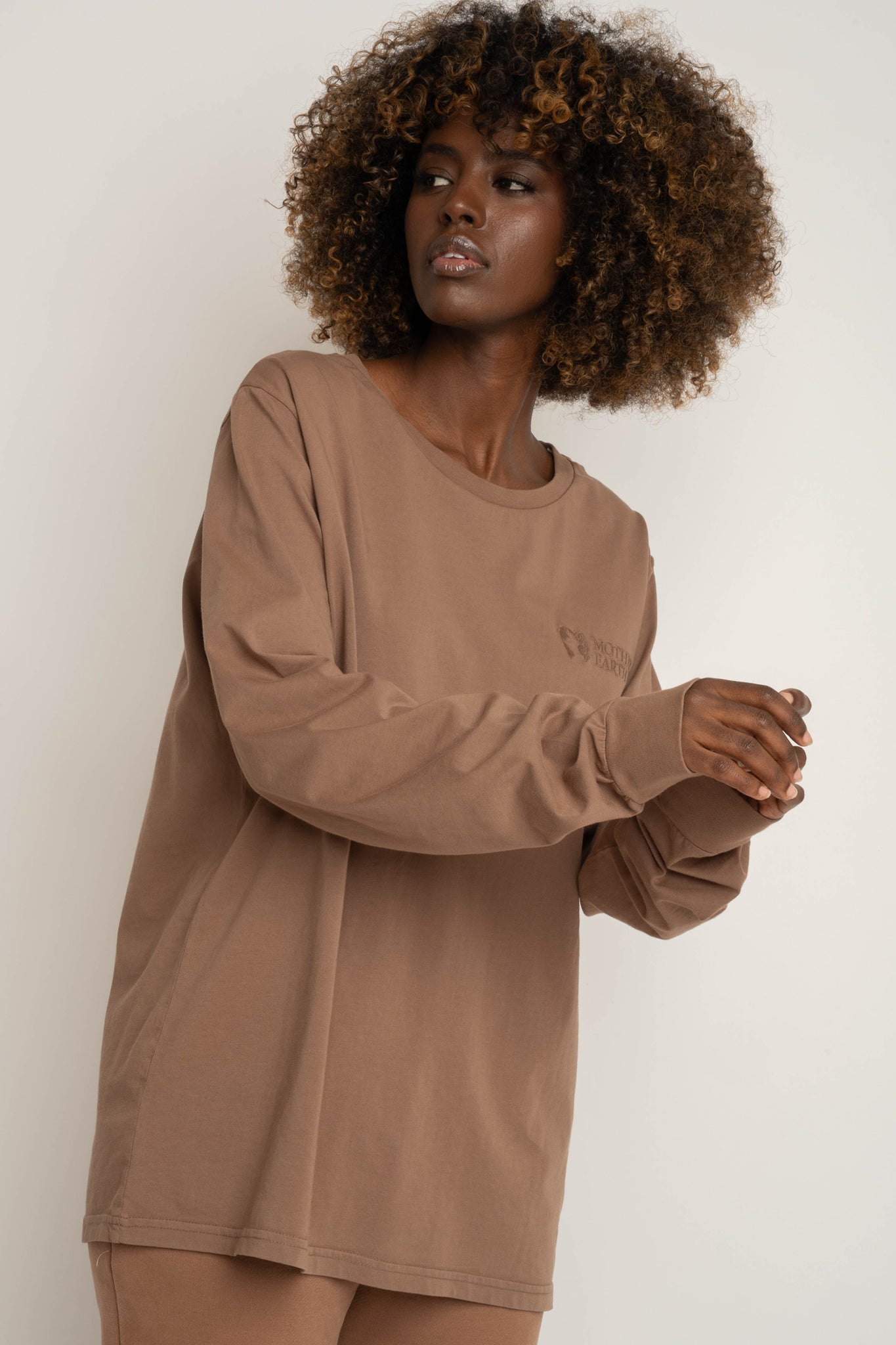 OVERSIZED LONGSLEEVE WITH A DELICATE WASHED EFFECT BROWN - GILI