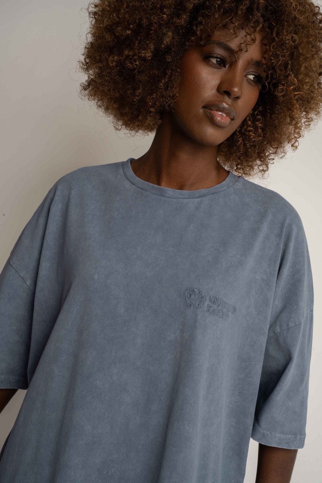 T-SHIRT OVERSIZE Z EFEKTEM WASHED GRANATOWY - COMO