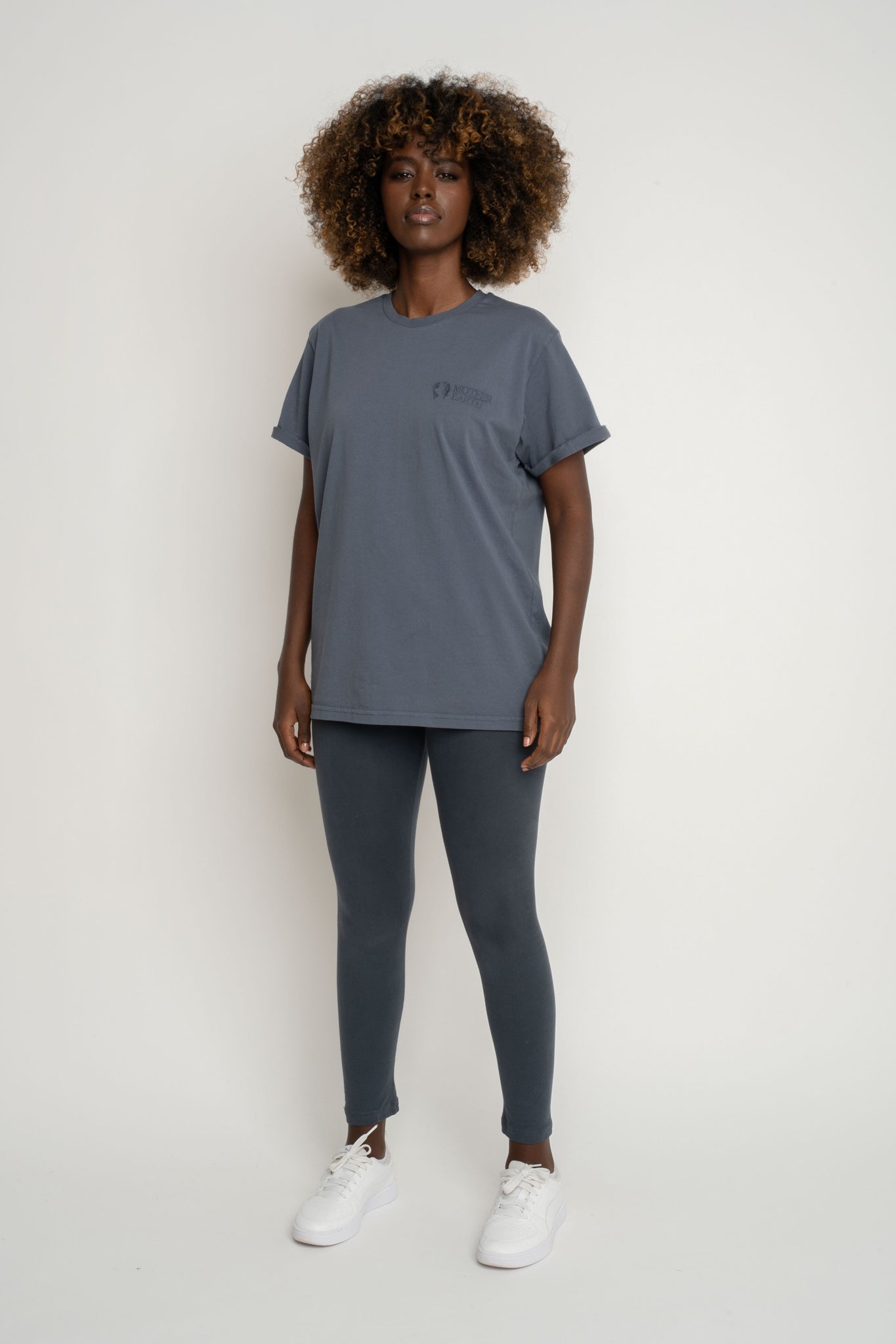 T-SHIRT OVERSIZE Z DELIKATNYM EFEKTEM SPRANIA SZARY - MORAINE