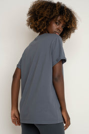 T-SHIRT OVERSIZE Z DELIKATNYM EFEKTEM SPRANIA SZARY - MORAINE