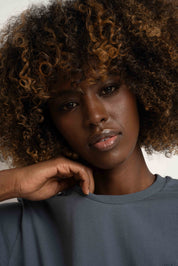 T-SHIRT OVERSIZE Z DELIKATNYM EFEKTEM SPRANIA SZARY - MORAINE