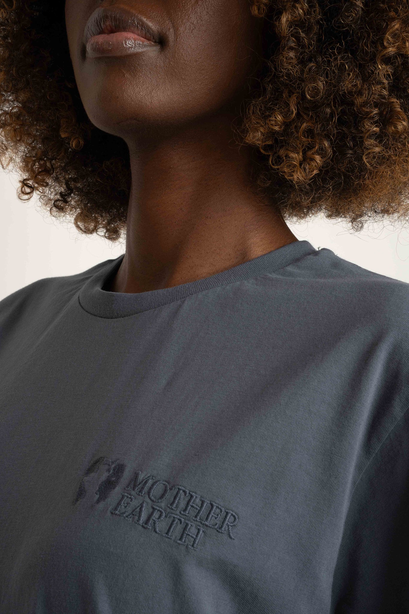 T-SHIRT OVERSIZE Z DELIKATNYM EFEKTEM SPRANIA SZARY - MORAINE