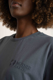 T-SHIRT OVERSIZE Z DELIKATNYM EFEKTEM SPRANIA SZARY - MORAINE