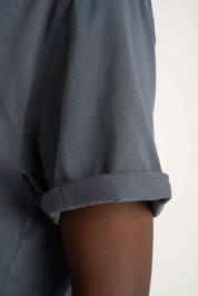 T-SHIRT OVERSIZE Z DELIKATNYM EFEKTEM SPRANIA SZARY - MORAINE