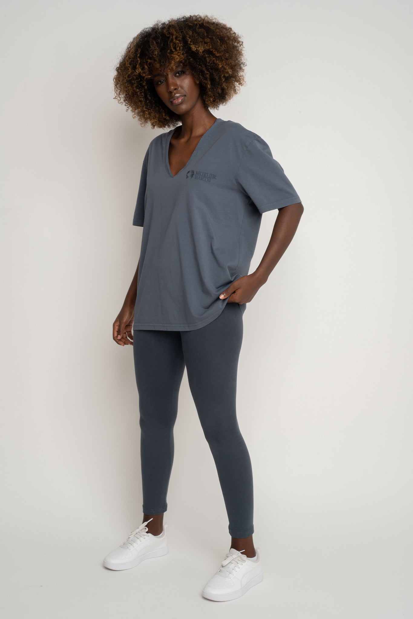 T-SHIRT OVERSIZE Z DELIKATNYM EFEKTEM SPRANIA SZARY   - FLORES