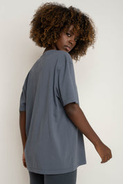 T-SHIRT OVERSIZE Z DELIKATNYM EFEKTEM SPRANIA SZARY   - FLORES