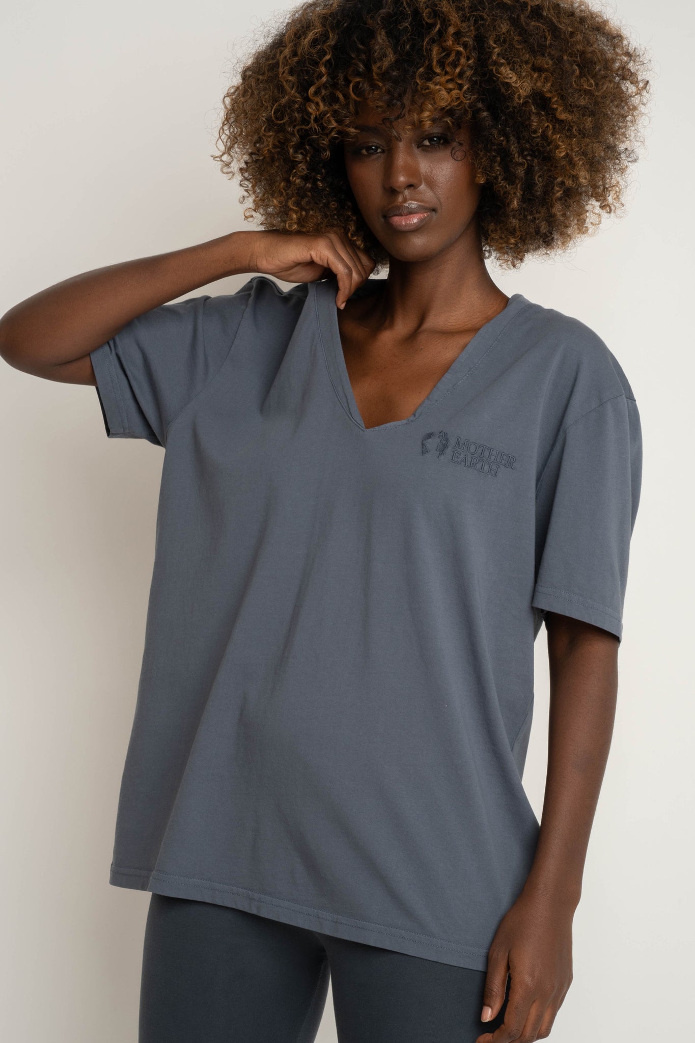 T-SHIRT OVERSIZE Z DELIKATNYM EFEKTEM SPRANIA SZARY   - FLORES